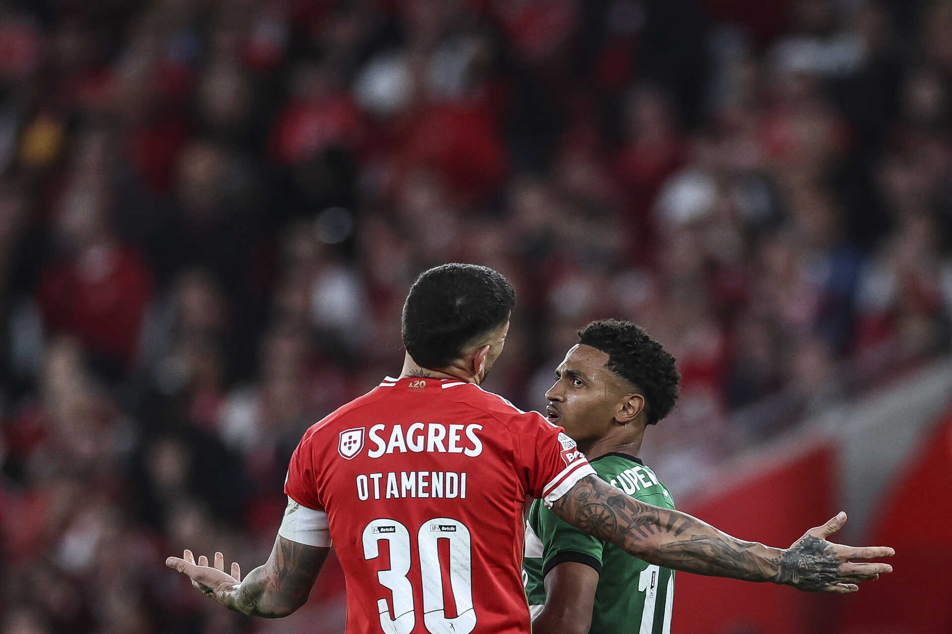 Benfica vence o Sporting nos descontos e por quatro centímetros, Crónica  de jogo