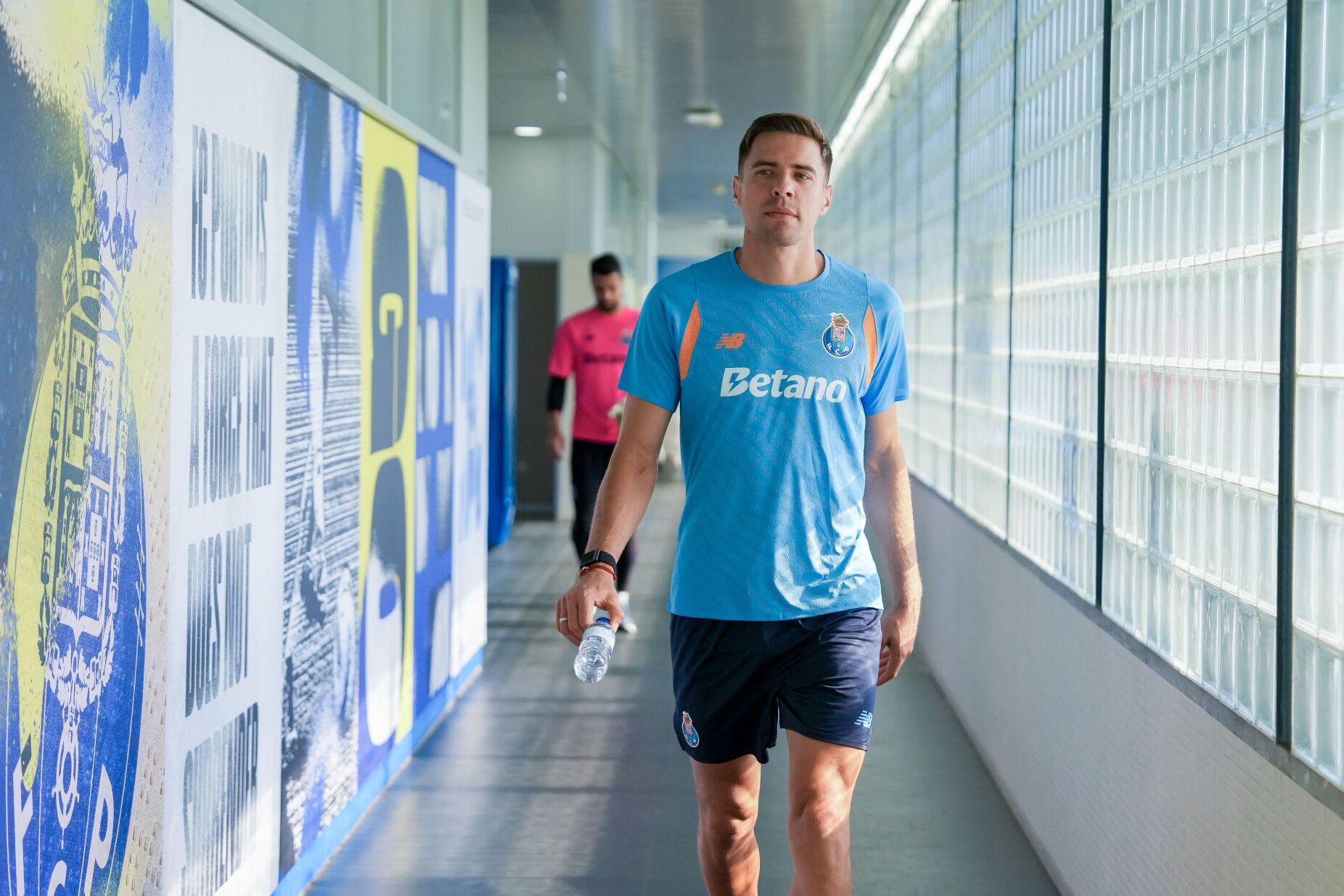"Os jogadores mais jovens podem olhar para Jan Bednarek como exemplo"