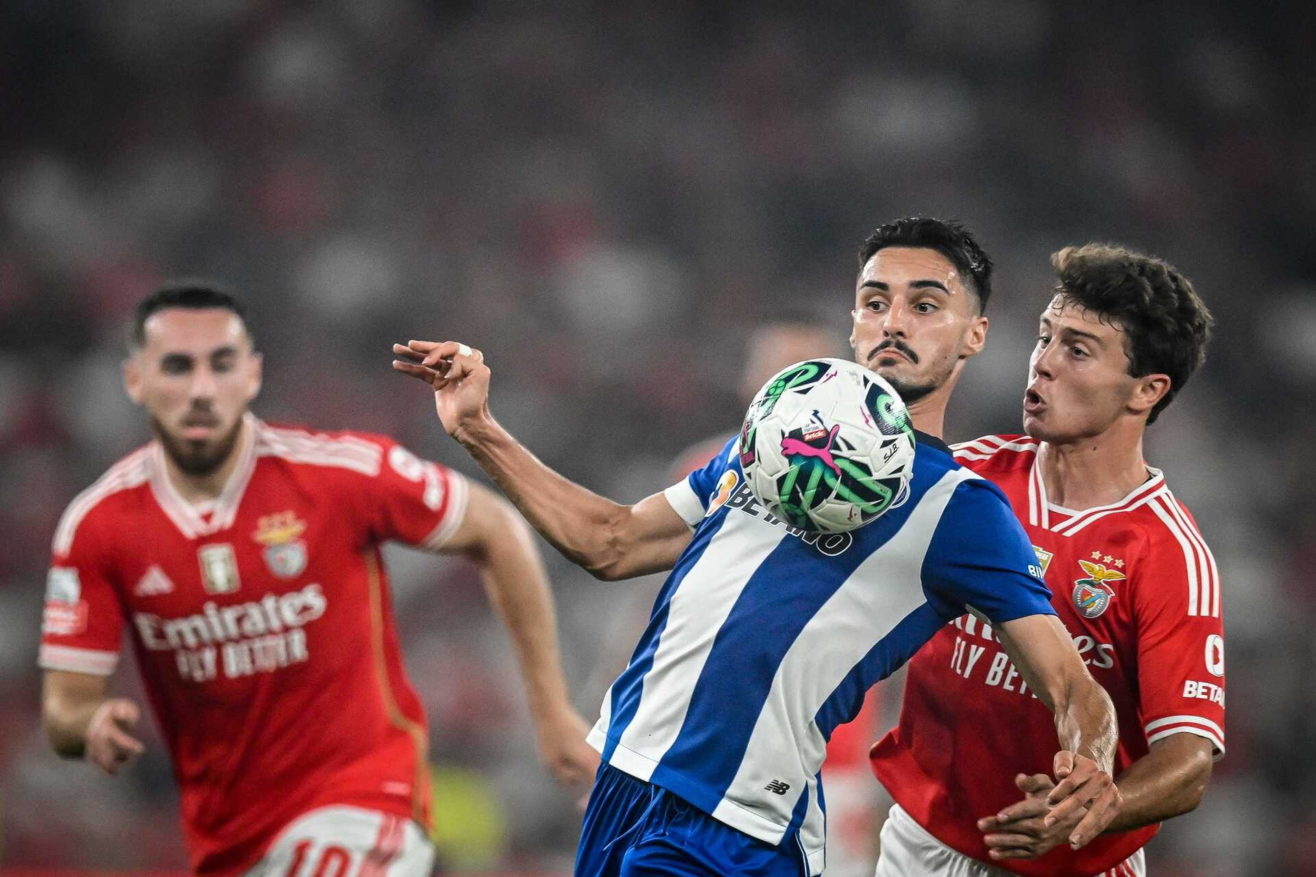 Futebol: Benfica venceu e juntou-se ao FC Porto na liderança do