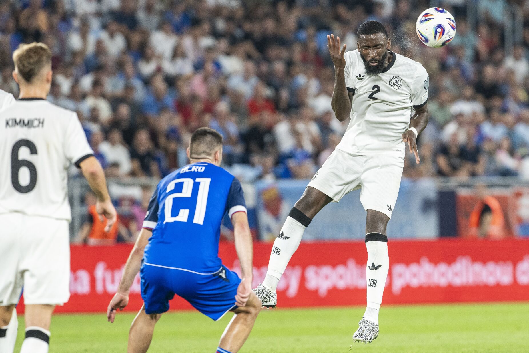Rudiger aos gritos no balneário após estrondosa derrota da Alemanha