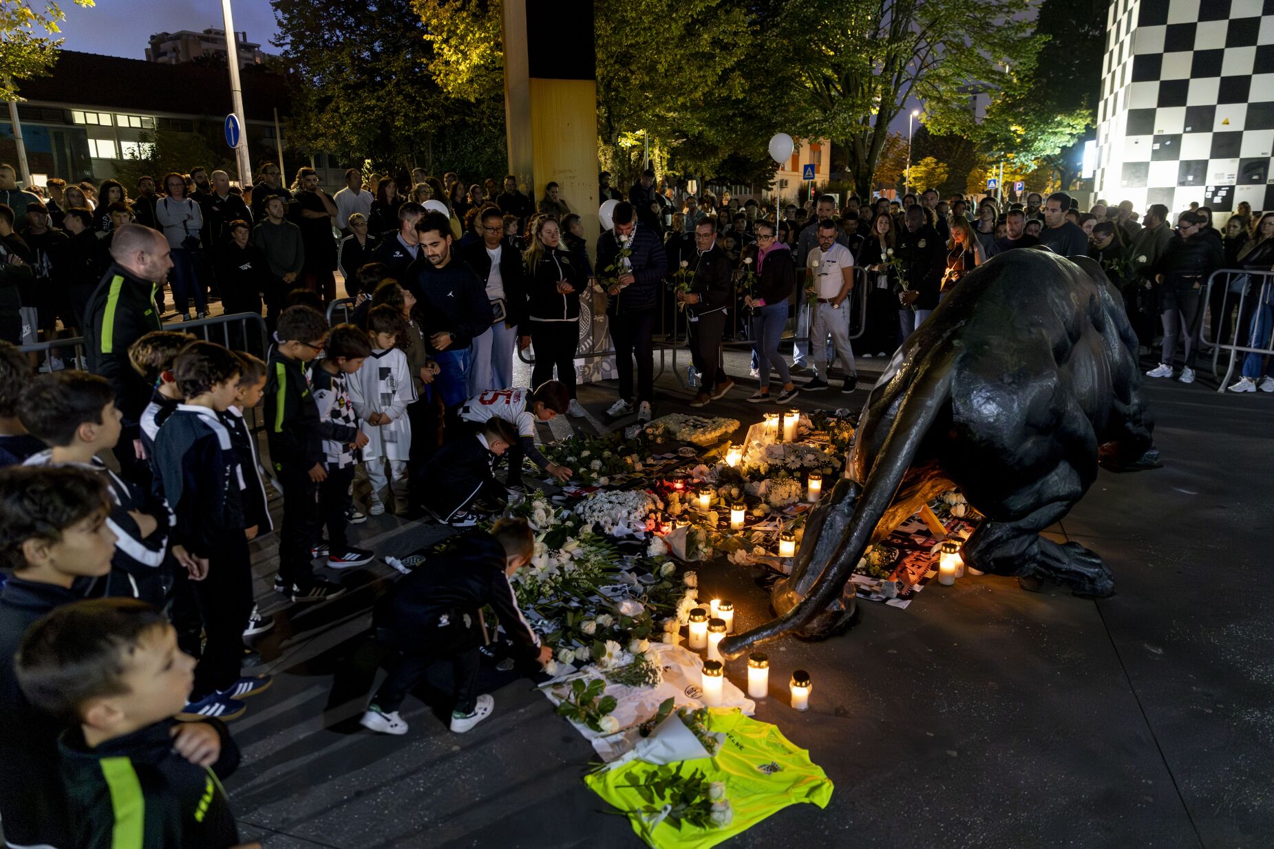 Tributo no Bessa após morte de criança de sete anos no treino do Boavista