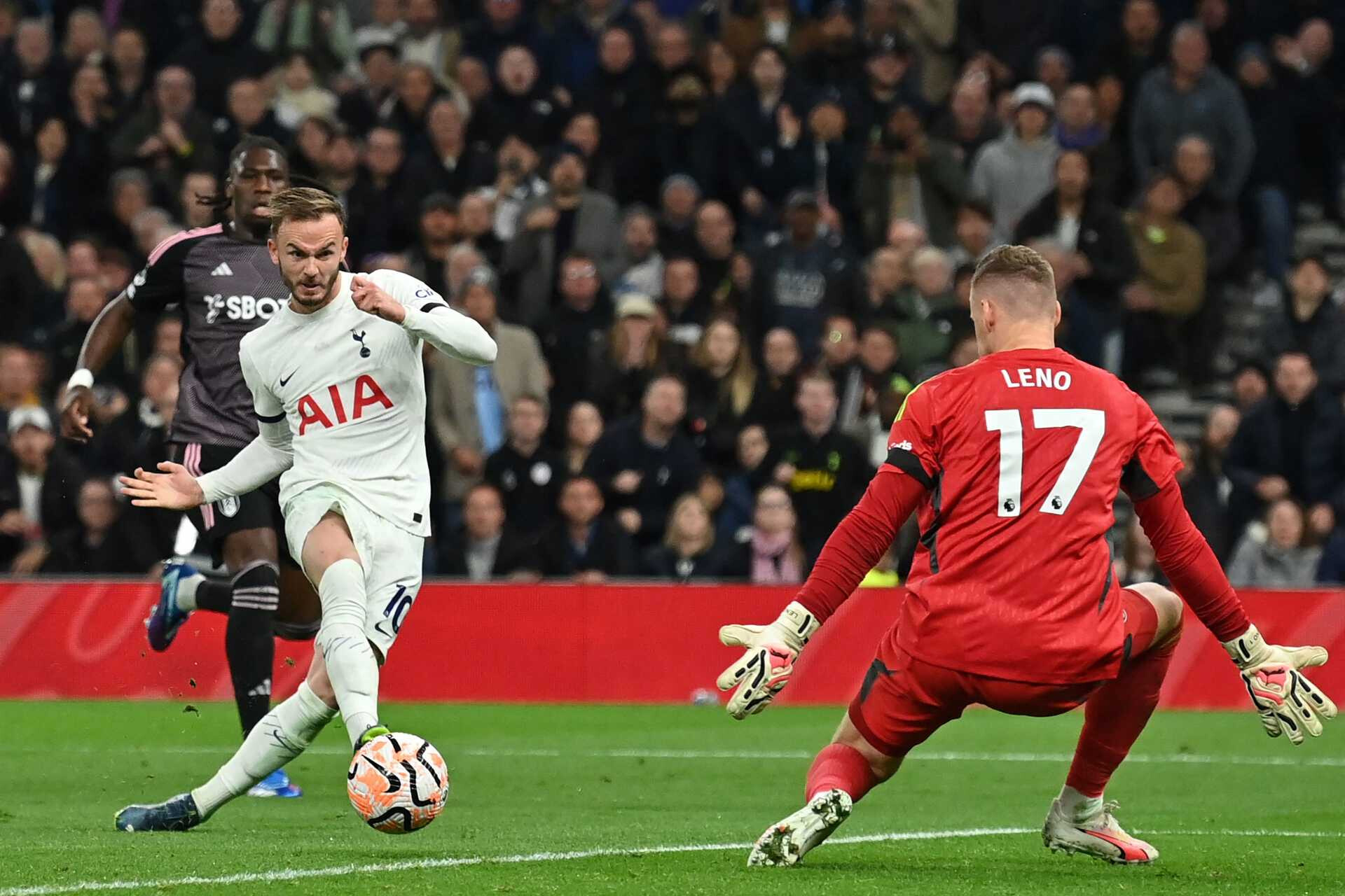 Premier League: Tottenham vence Luton com 1 a menos e assume liderança