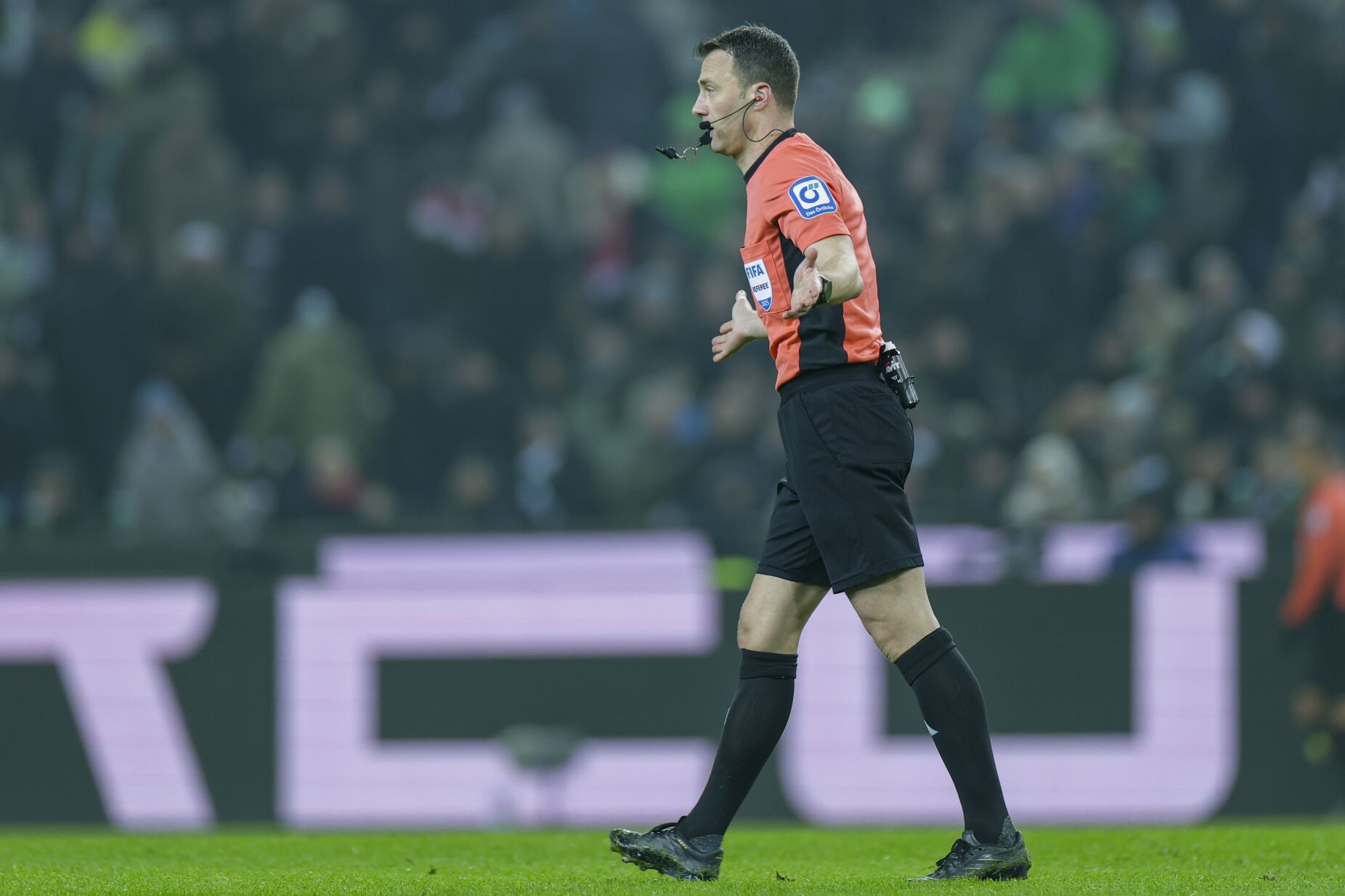 UEFA nomeia árbitro alemão para o jogo entre Benfica e Barcelona