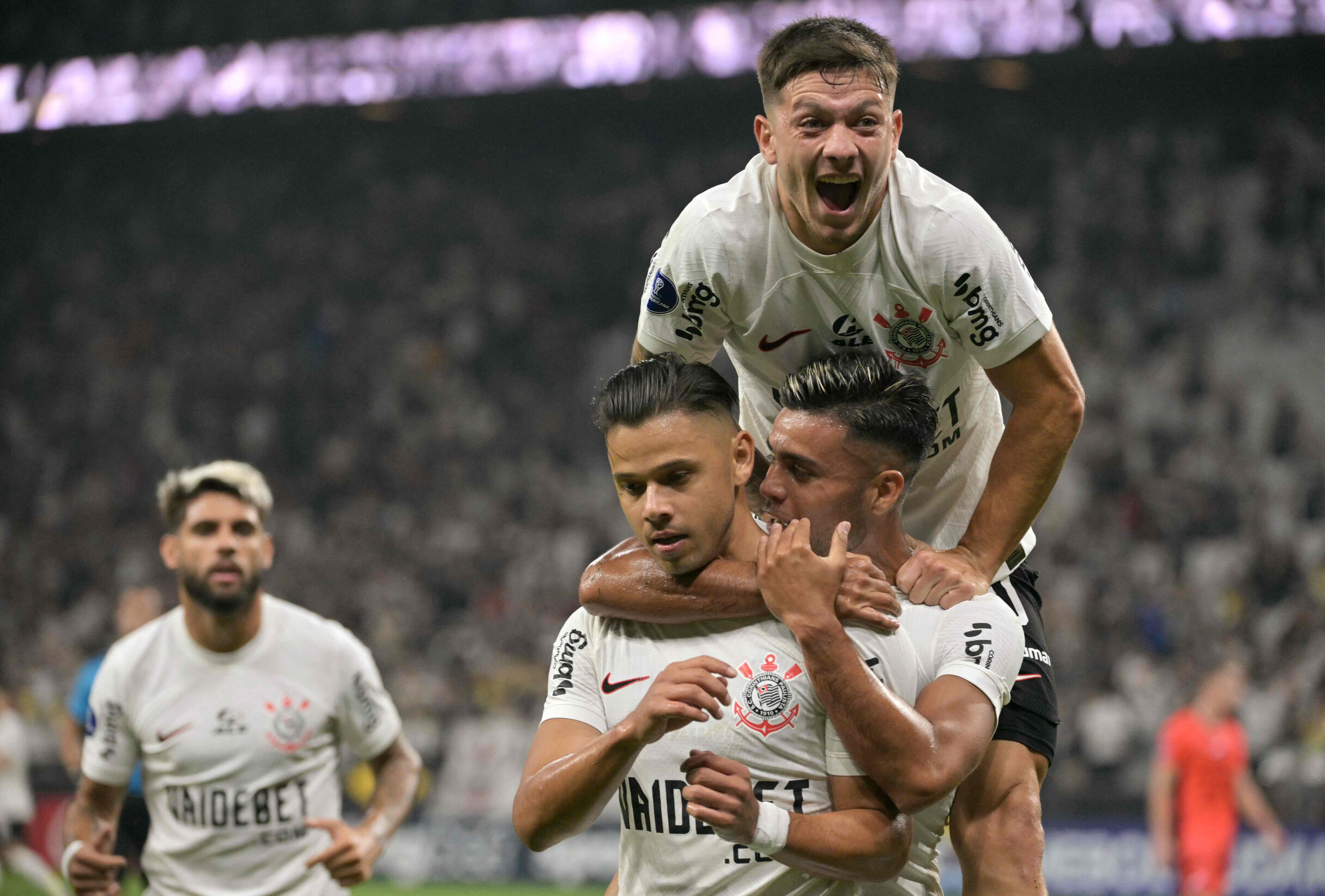 Corinthians Treinado Por Ant Nio Oliveira Goleia Na Ta A Sul Americana