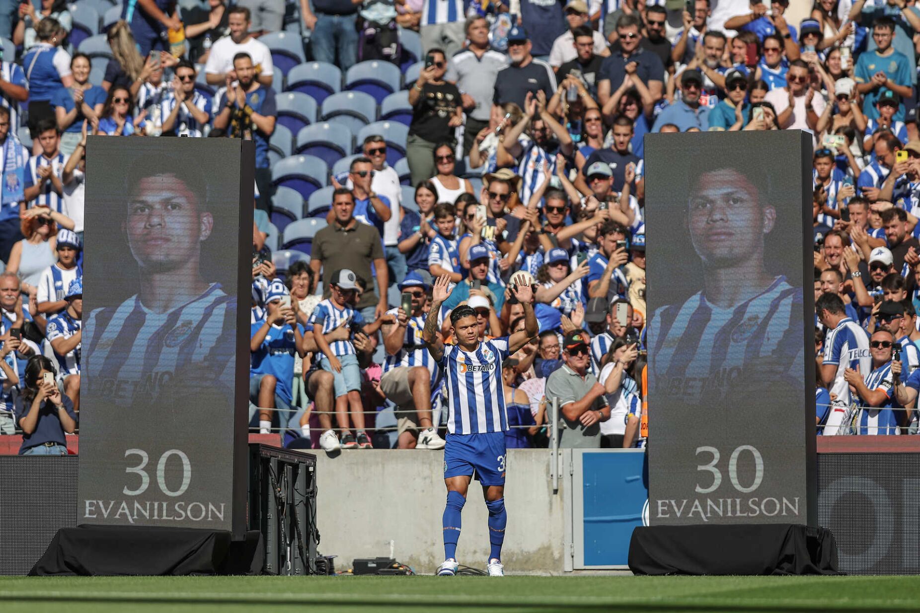 Evanilson perto de jogar na Premier League