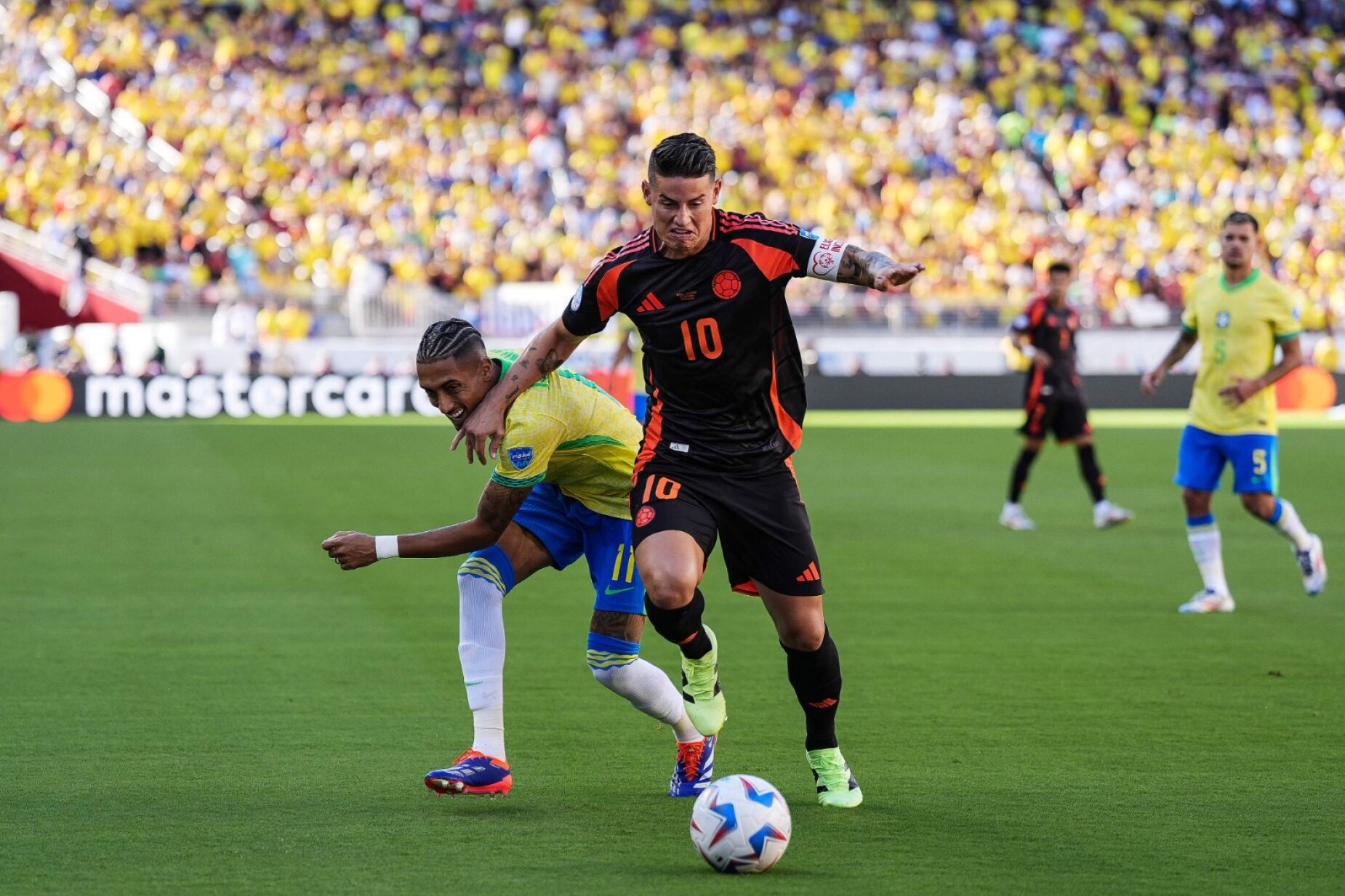 James Rodríguez oferecido a cinco clubes da Premier League