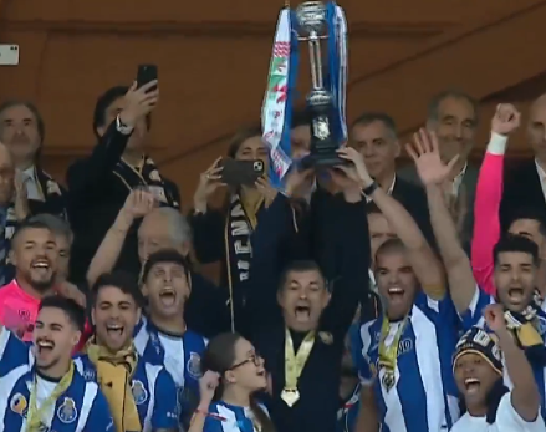 O momento em que o FC Porto levanta o troféu da Taça de Portugal