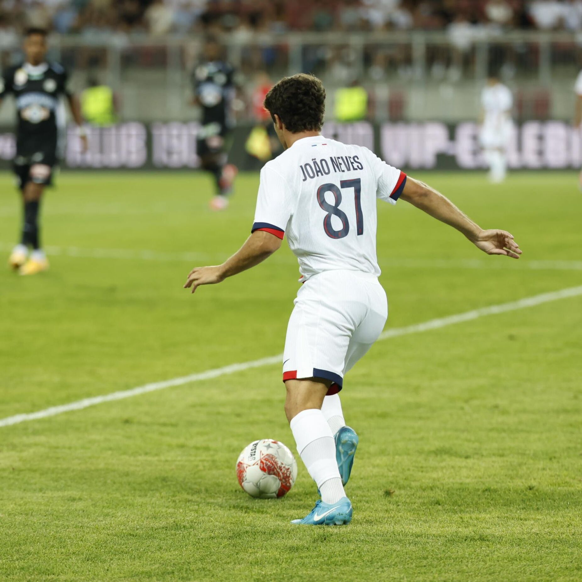 O toque de classe de João Neves que espanta os adeptos do PSG. Veja o vídeo
