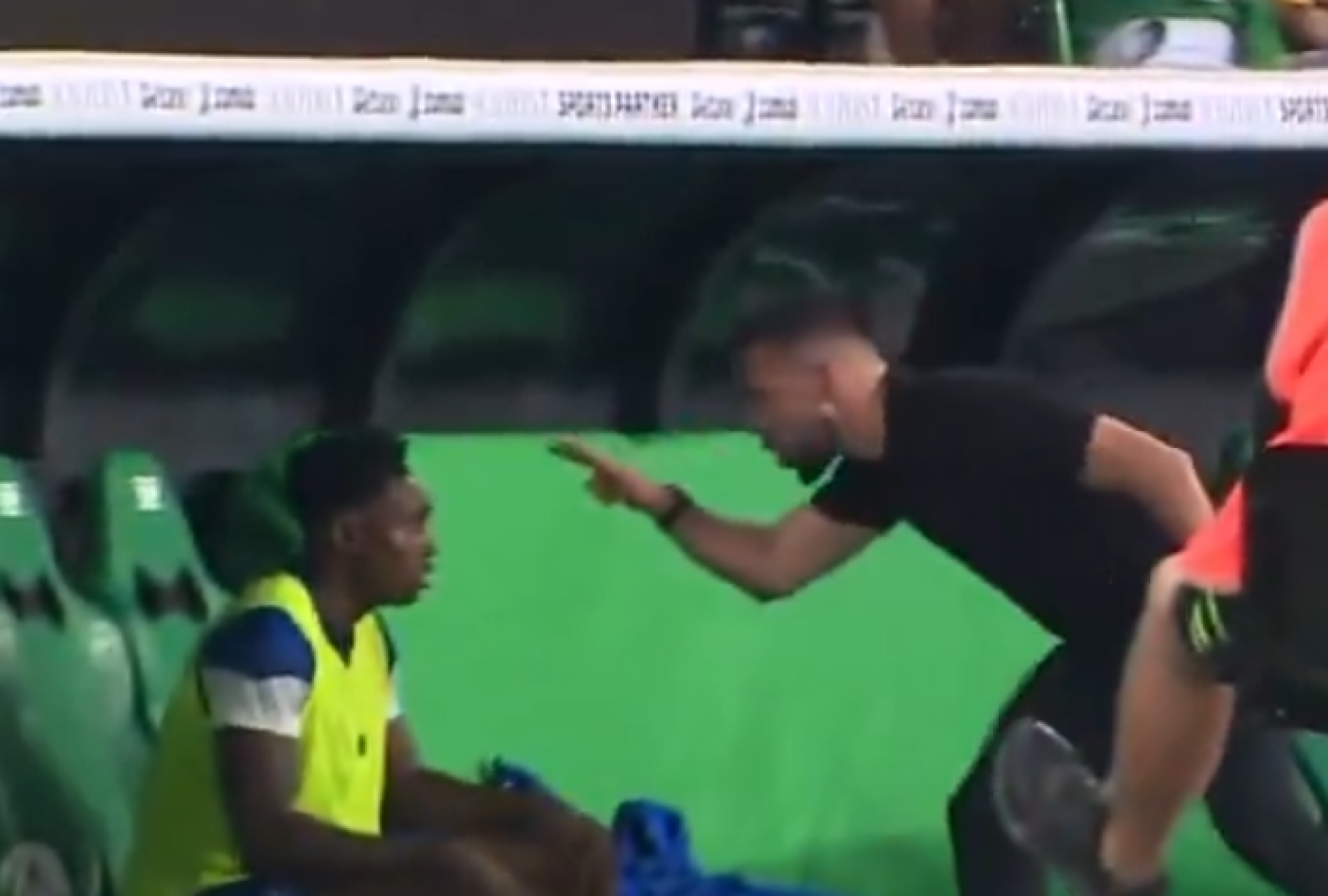 O enorme puxão de orelhas de Farioli a Samu no 2-0 do FC Porto em Alvalade