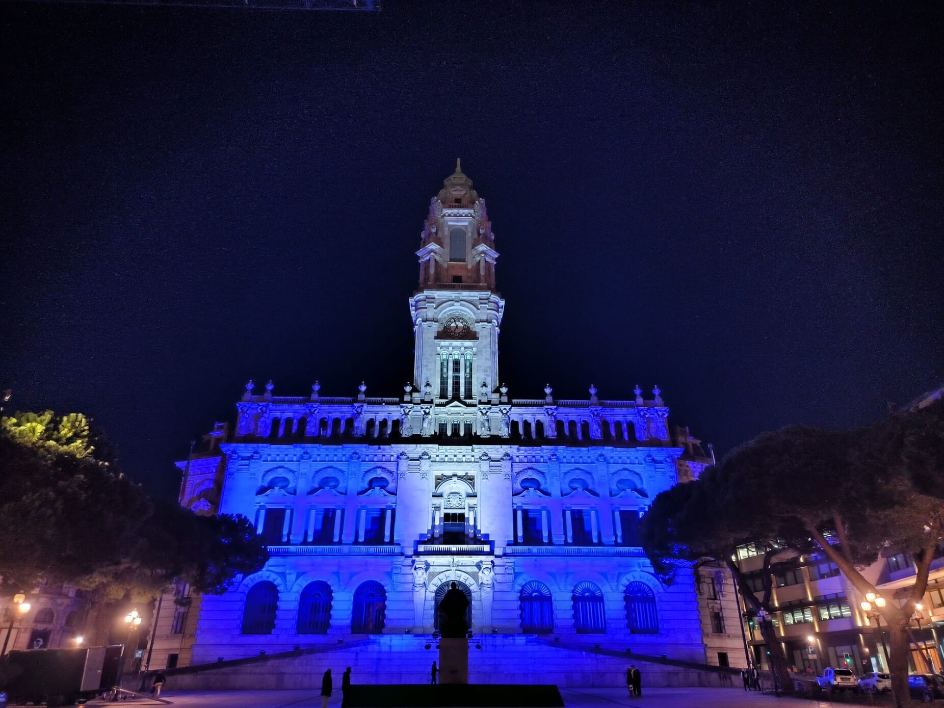 Câmara Municipal do Porto iluminada com as cores azul e branca