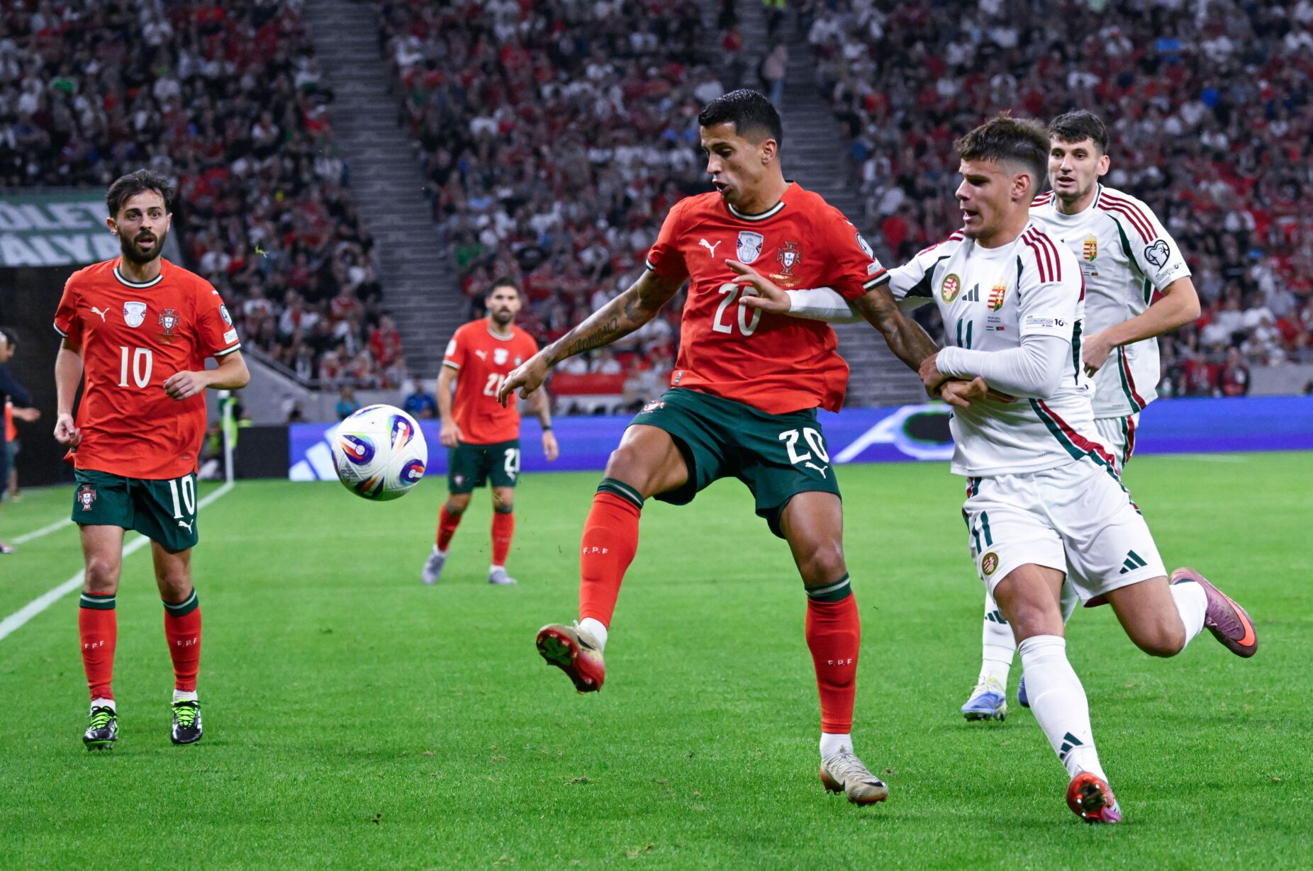 Seleção um a um na Hungria | Cancelo acompanhado por João Neves e Bernardo