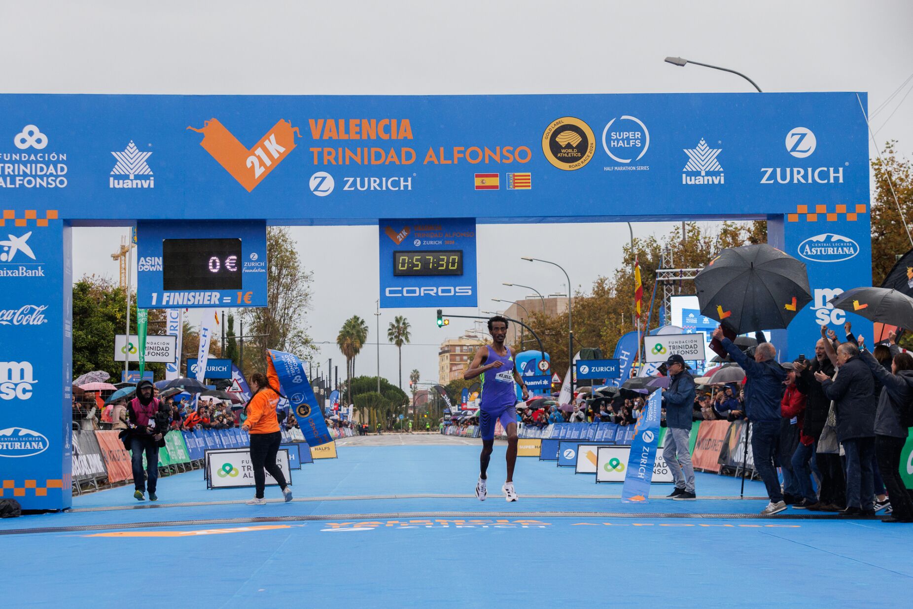 Yomif Kejelcha quebra recorde mundial da meia maratona por um segundo