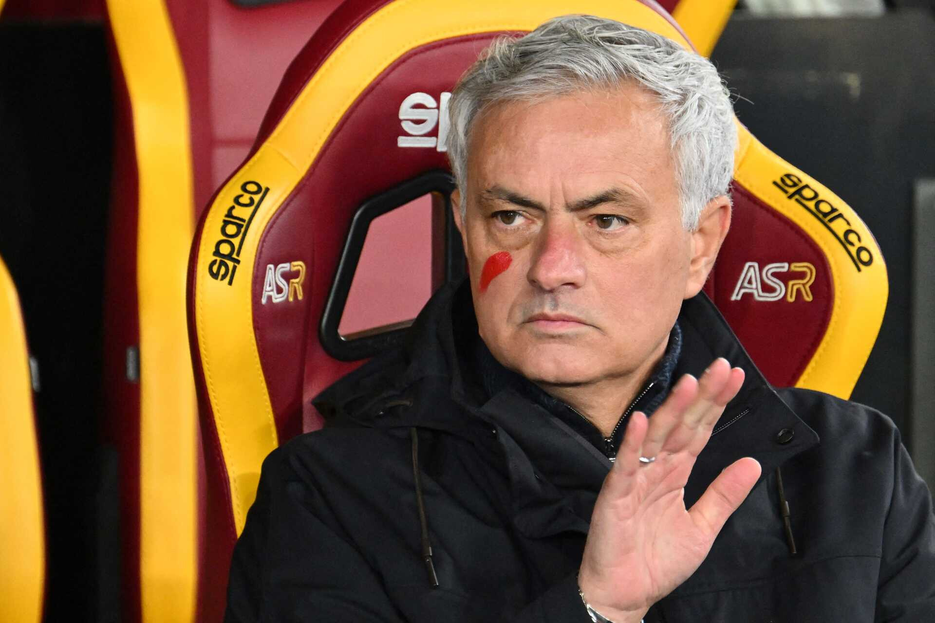 O gesto e a frase de José Mourinho ao sair da Roma: 