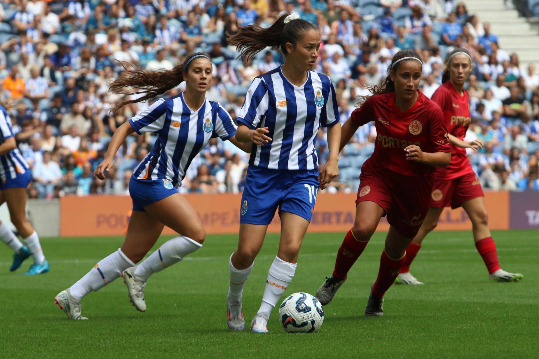 Equipa feminina do FC Porto vence na apresentação da Académica