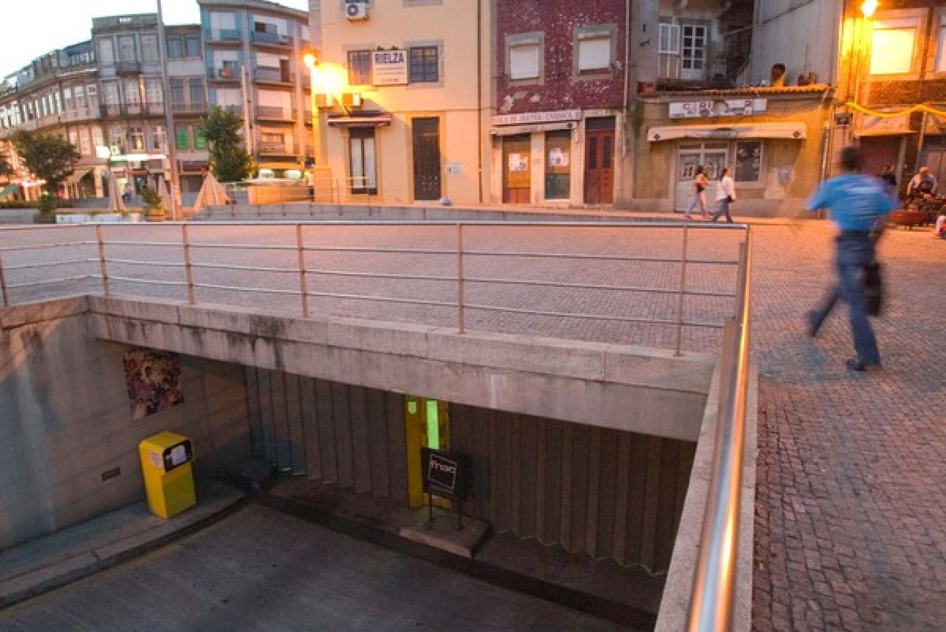 Proteção Civil encerra parque de estacionamento da Praça dos Poveiros, no Porto