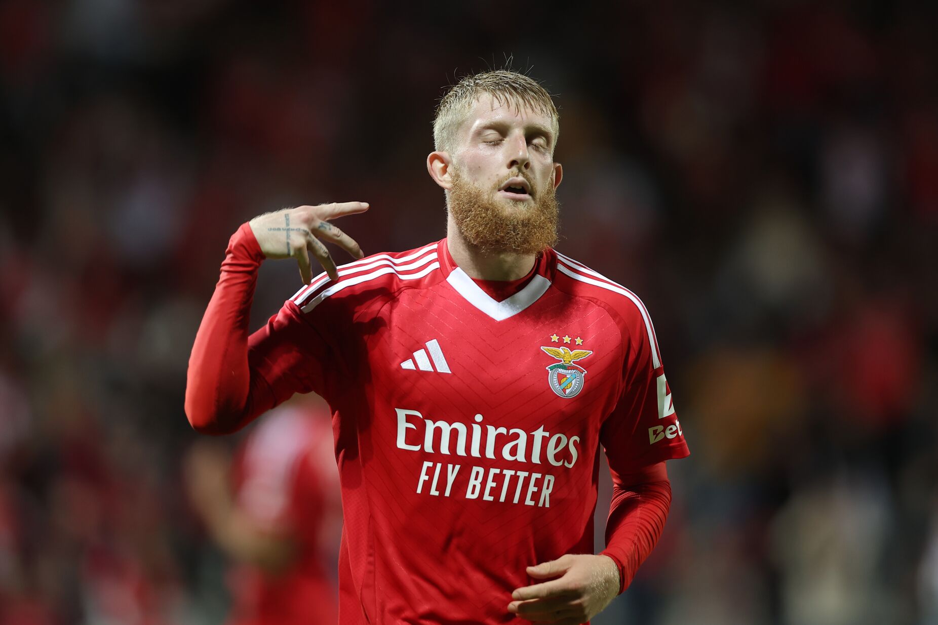 Benfica estará aberto a transferir Beste. Confira o valor pedido pelas águias