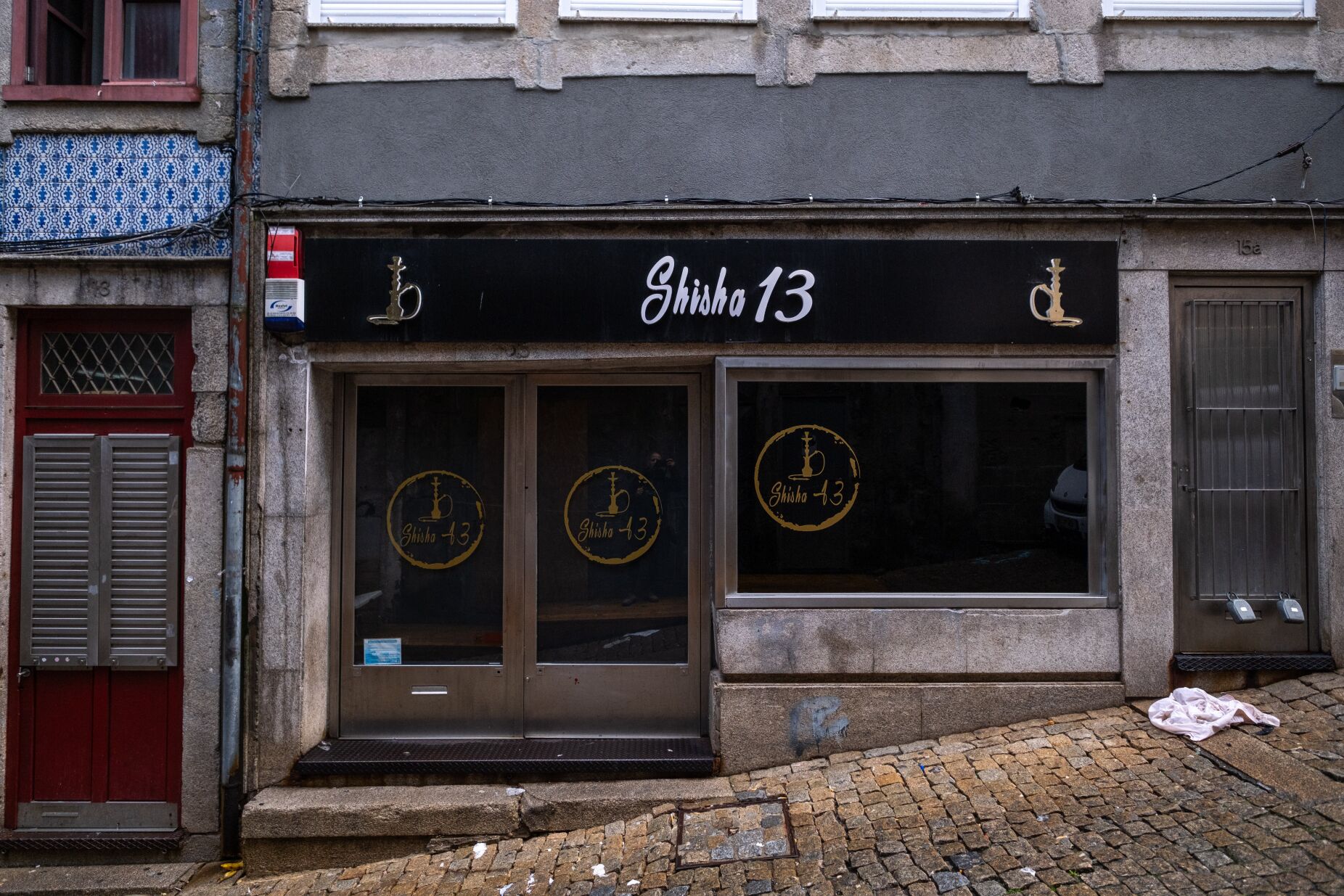 Jovem morre após ser baleado à porta de bar no Porto