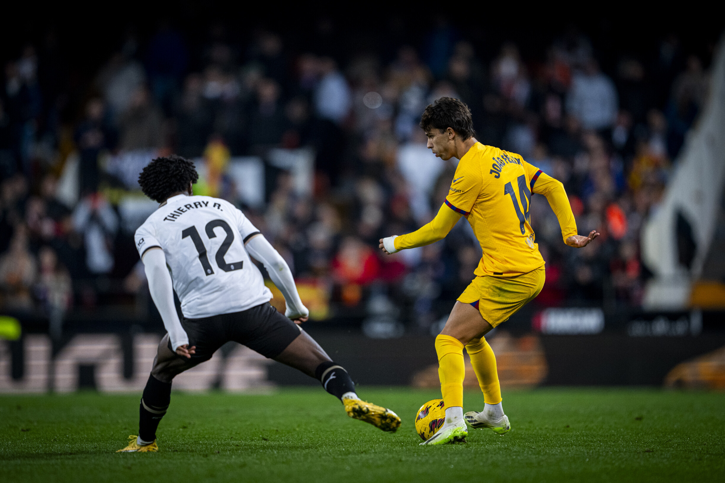 Visão  João Félix marca no empate 1-1 do FC Barcelona na visita a Valência