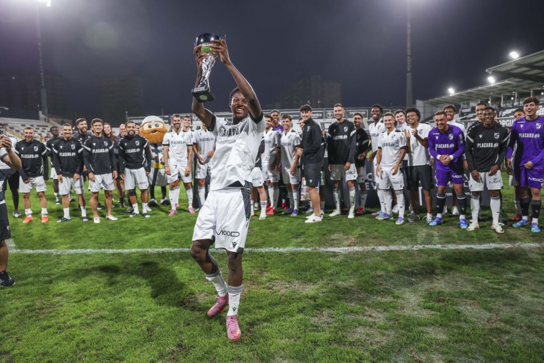 V. Guimarães bate Aves SAD nos penáltis e vence torneio da Póvoa de Varzim