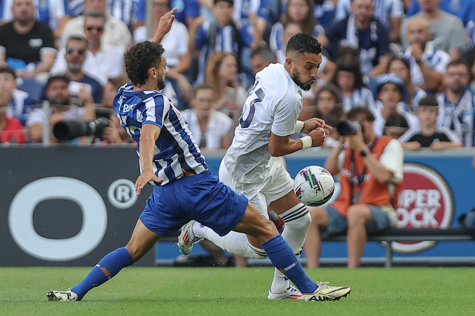 Alex Telles deixa Al Nassr, é um jogador livre e procura colocação