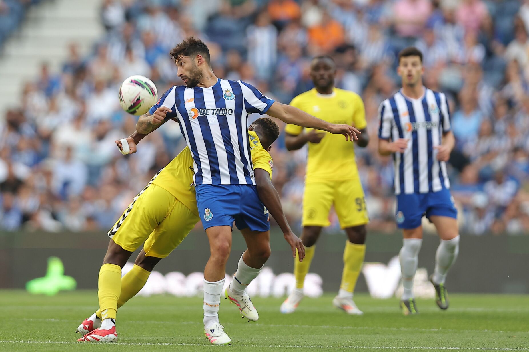 Alan Varela prolonga ligação com o FC Porto por mais dois anos