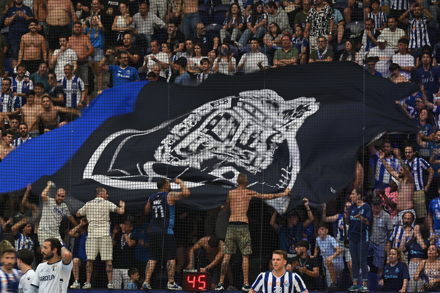 Super Dragões garantem "apoio incondicional" ao FC Porto e dizem não haver "qualquer problema" com a Direção