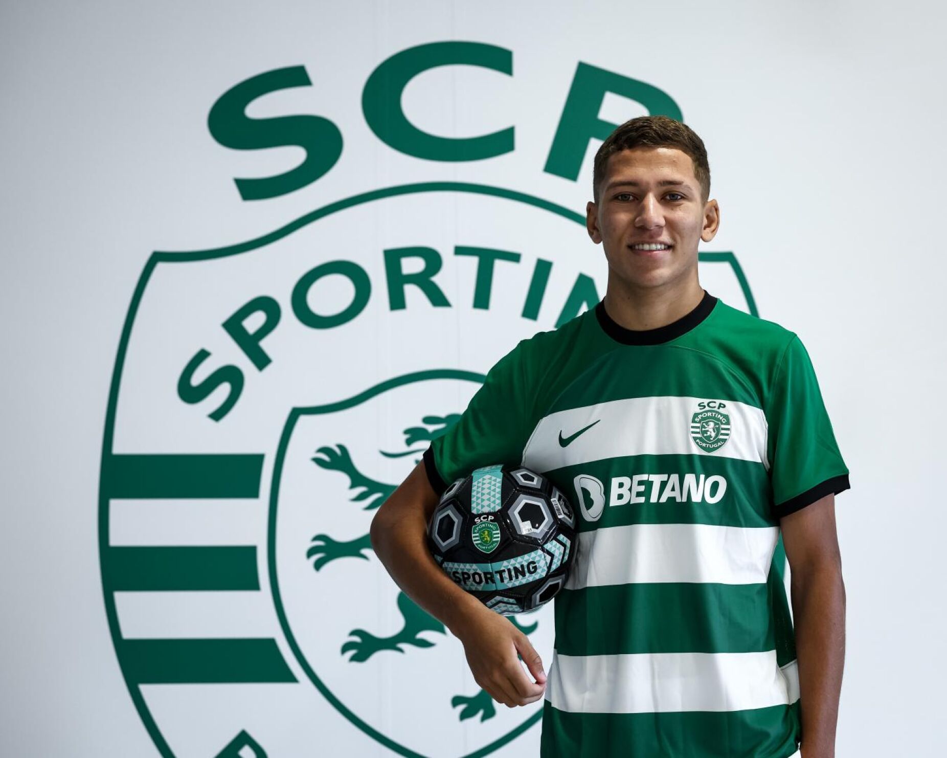 Chega do Ibrachina, do Brasil, e reforça Sporting B