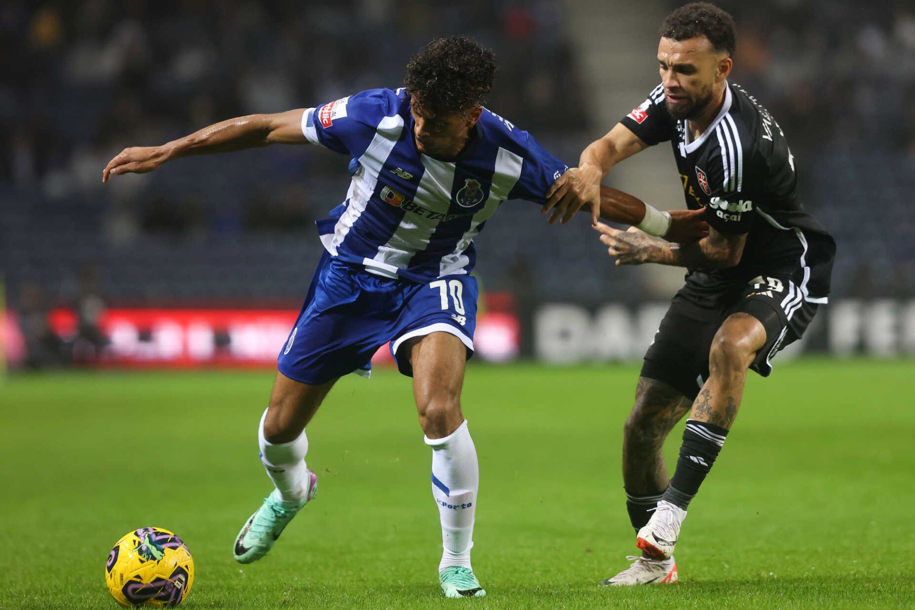 Gonçalo Borges, extremo do FC Porto, vê abrir-se porta da cedência: estrangeiro é prioridade