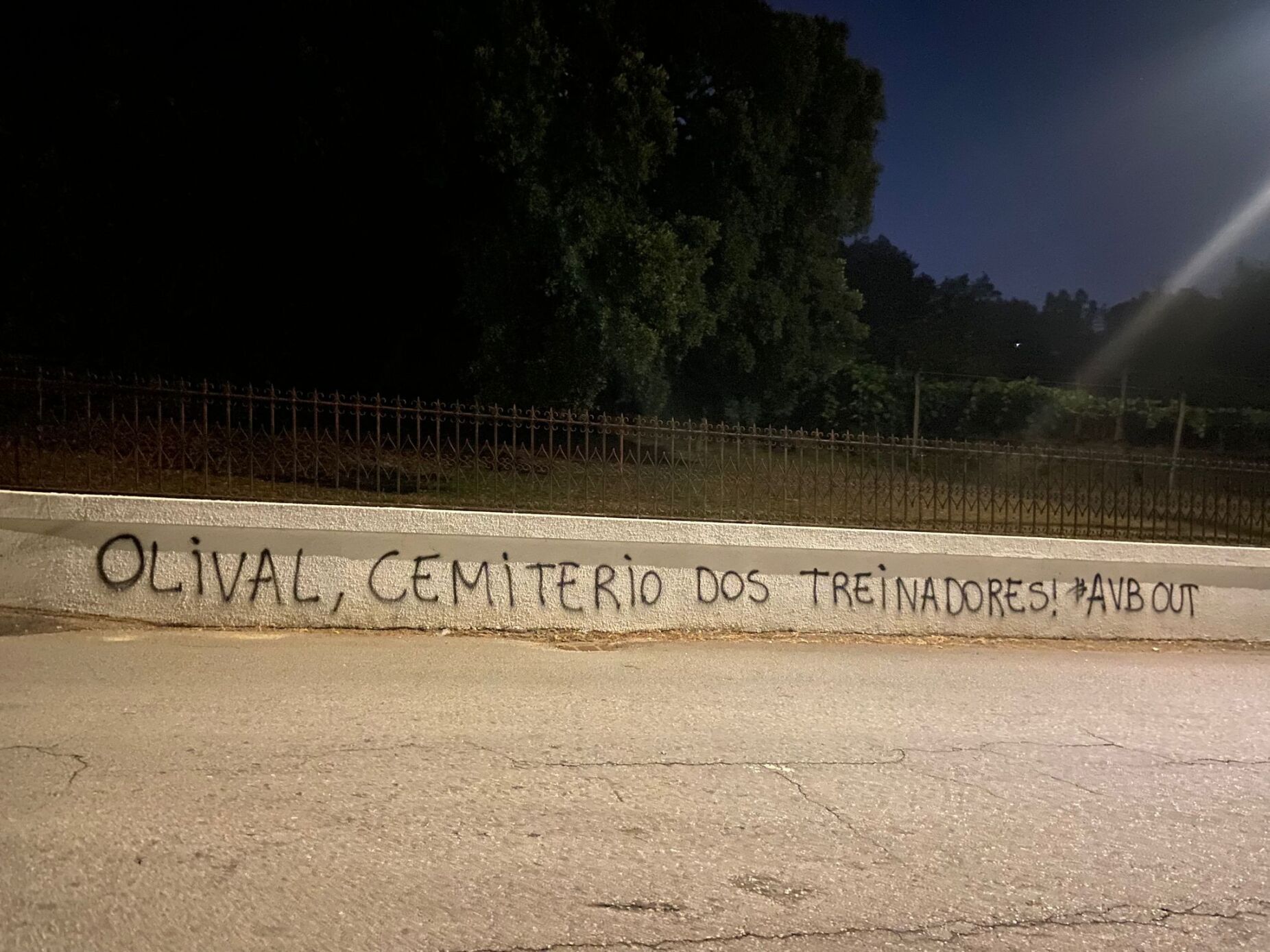 Super Dragões demarcam-se de frases grafitadas no Olival: "Não apoiamos esse tipo de ações"