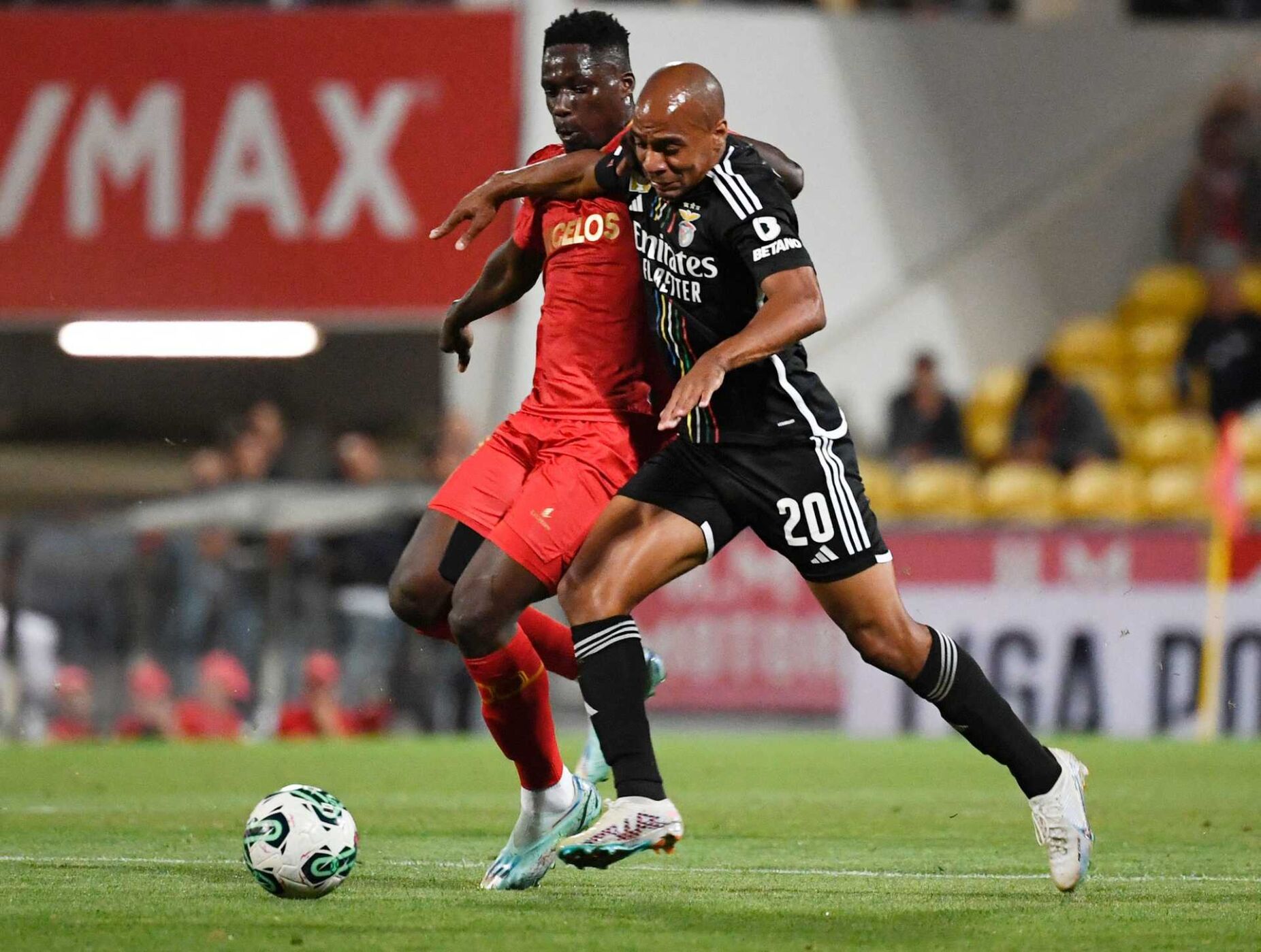 João Mário decide ir ao choque e trabalha condição física fora da Luz