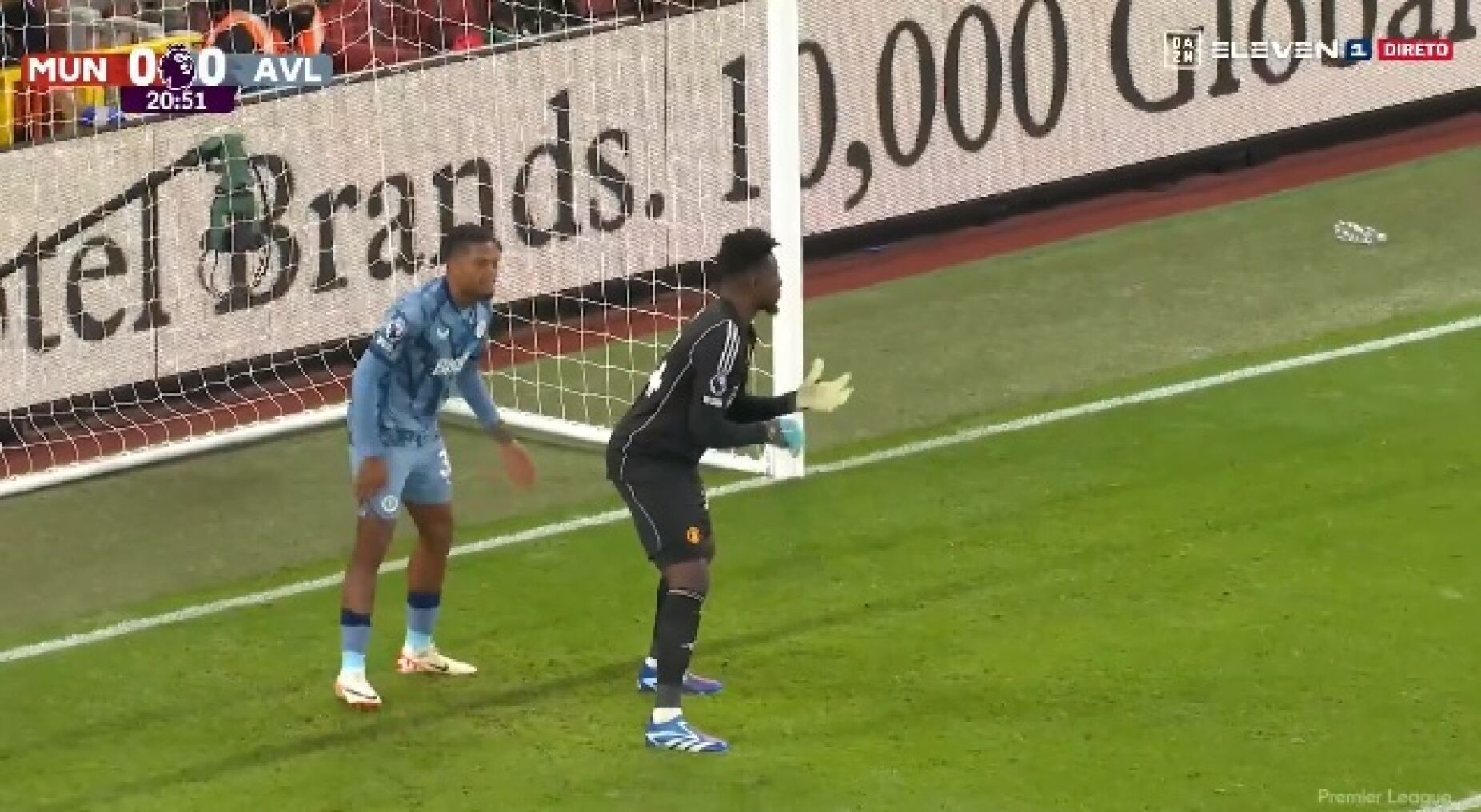 Bailey "distrai" Onana e Manchester United sofre golo. Veja o lance