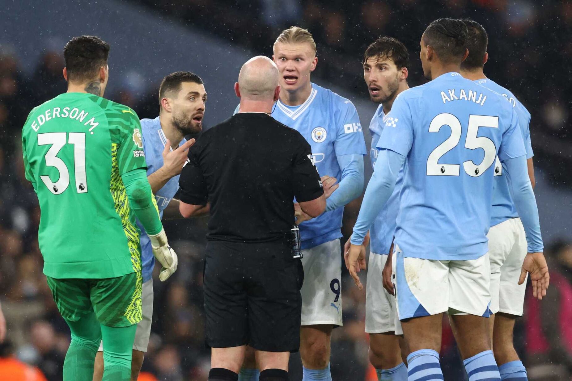 Os jogadores do City cercaram o árbitro no jogo contra o Tottenham