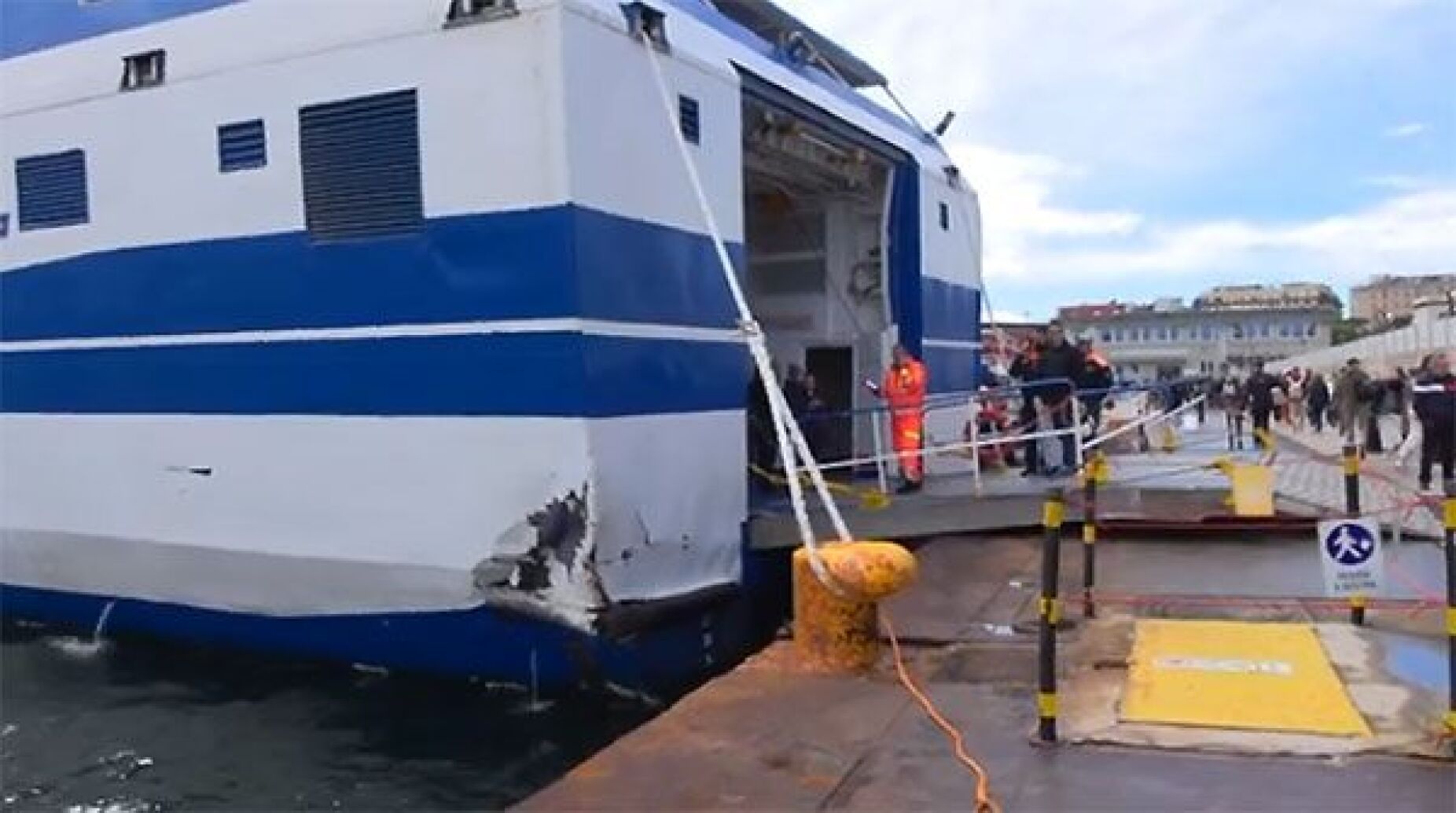 Acidente com ferry no porto de Nápoles provoca pelo menos 44 feridos