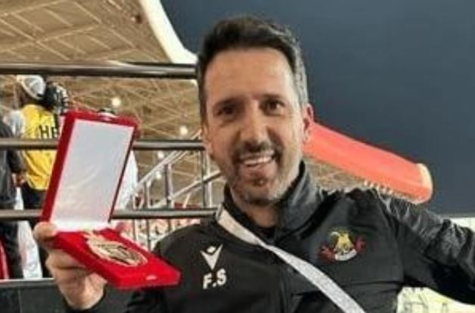 Nandinho, treinador português que deixou o Al Ahli, recebe prémio no Barém