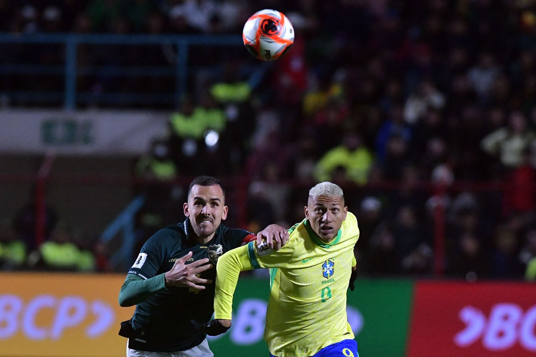 Brasil com pior campanha desde 1996, Bolívia no play-off, poker de Suárez e capitão Otamendi expulso