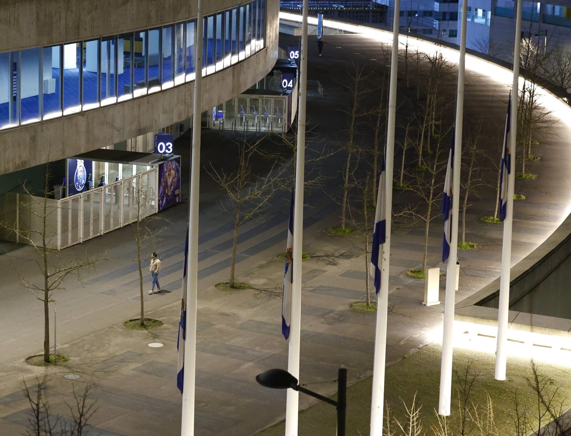 Estádio do Dragão com bandeiras a meia haste por luto a Pinto da Costa