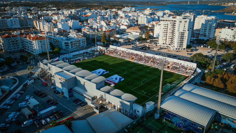 Portimonense reduzido a 10 segura empate perante Famalicão superior