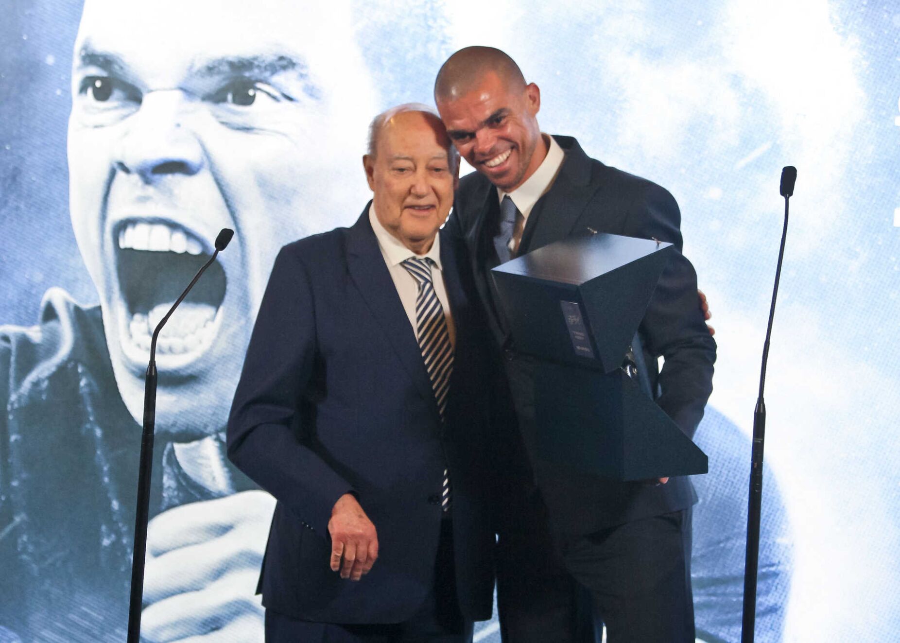 A homenagem de Pepe, ex-capitão do FC Porto, a Pinto da Costa
