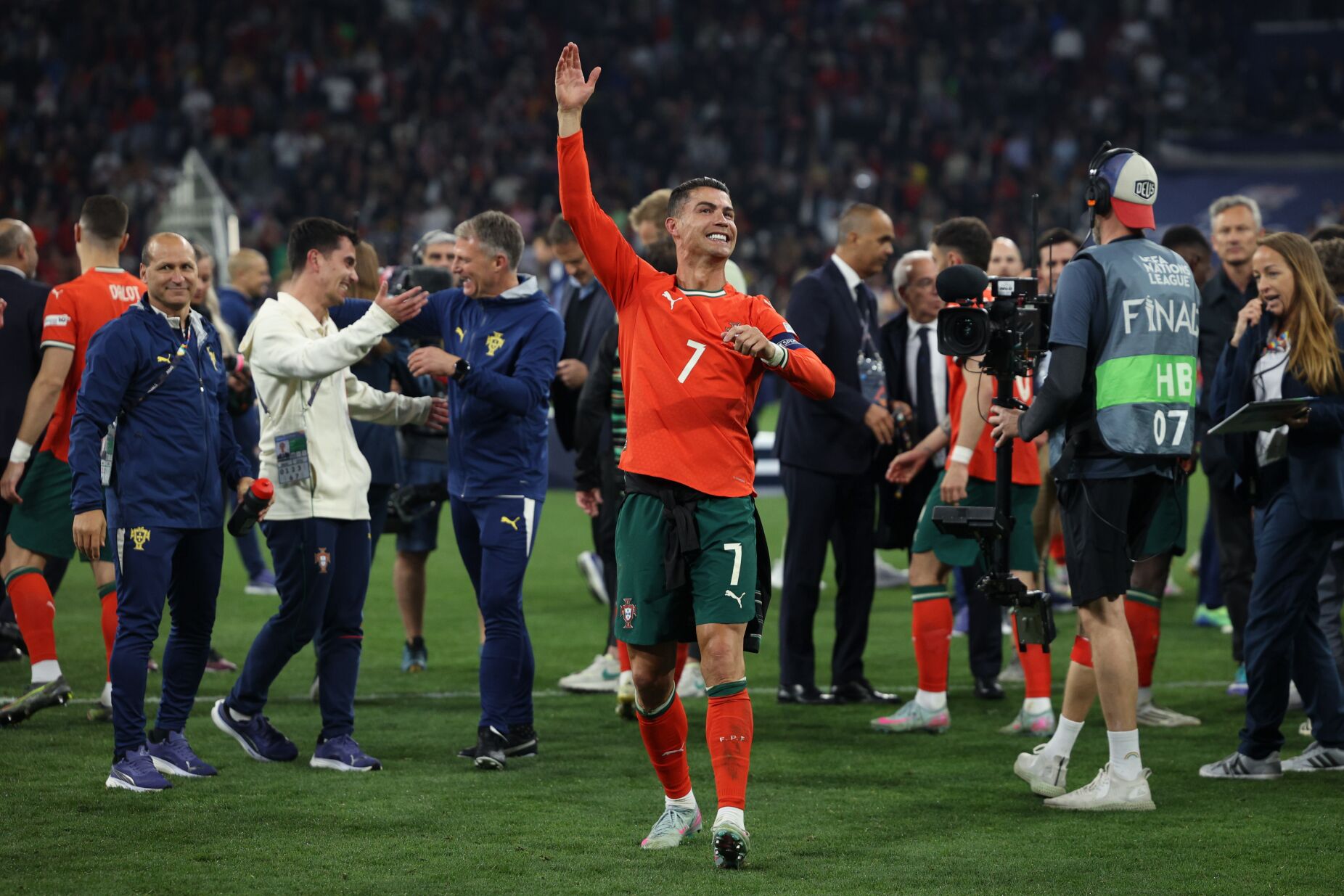 Cristiano Ronaldo: "Se tivesse de partir uma perna pela Seleção, partia"