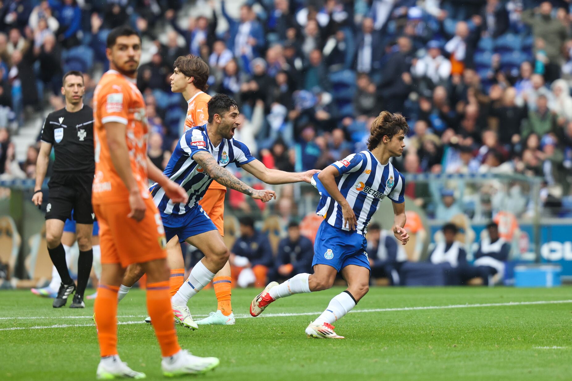 FC Porto vence Famalicão com brilho de Mora e está no pódio de forma provisória