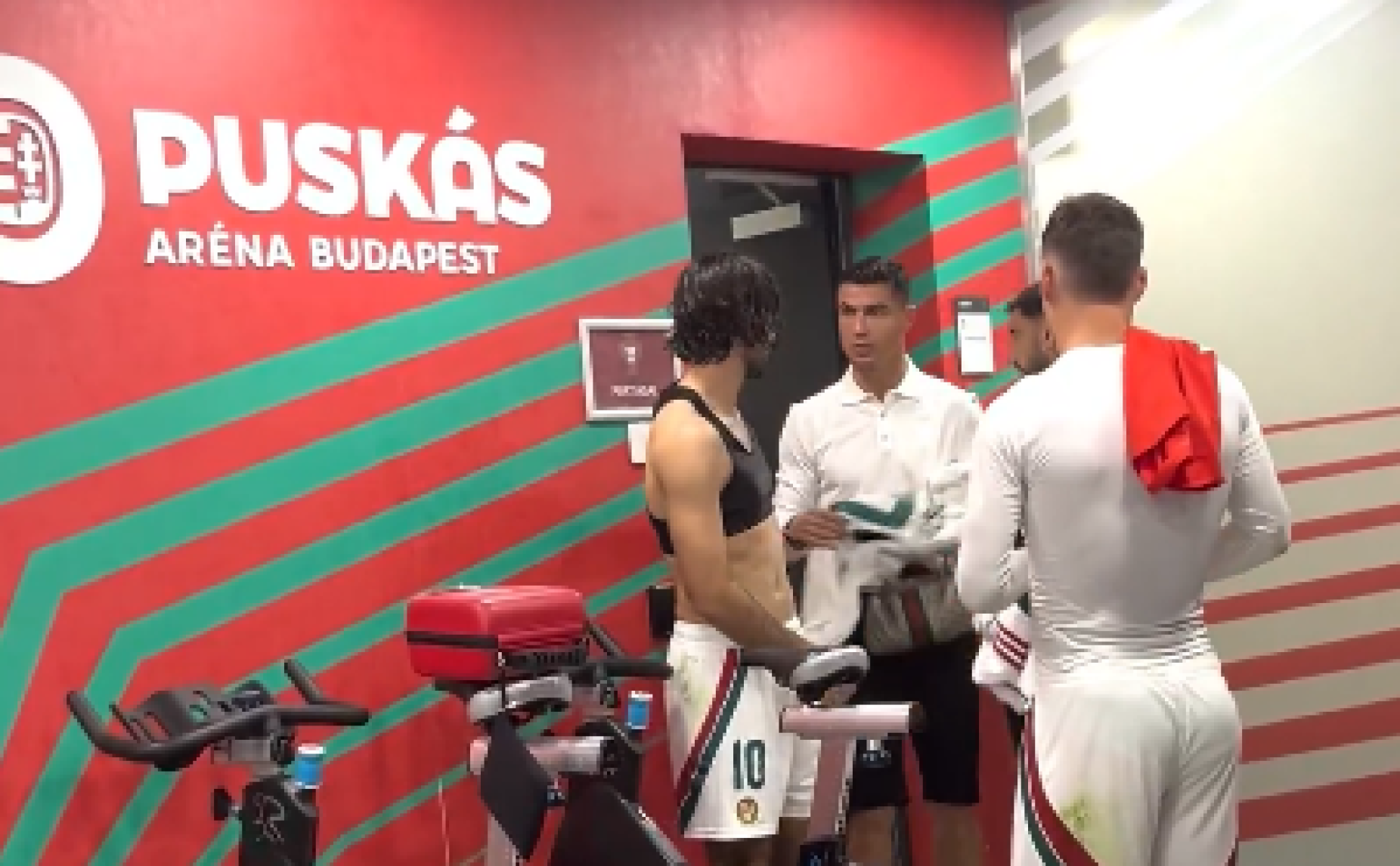 Vídeo: Ronaldo ficou com a camisola de Szoboszlai, mas ficou em dívida