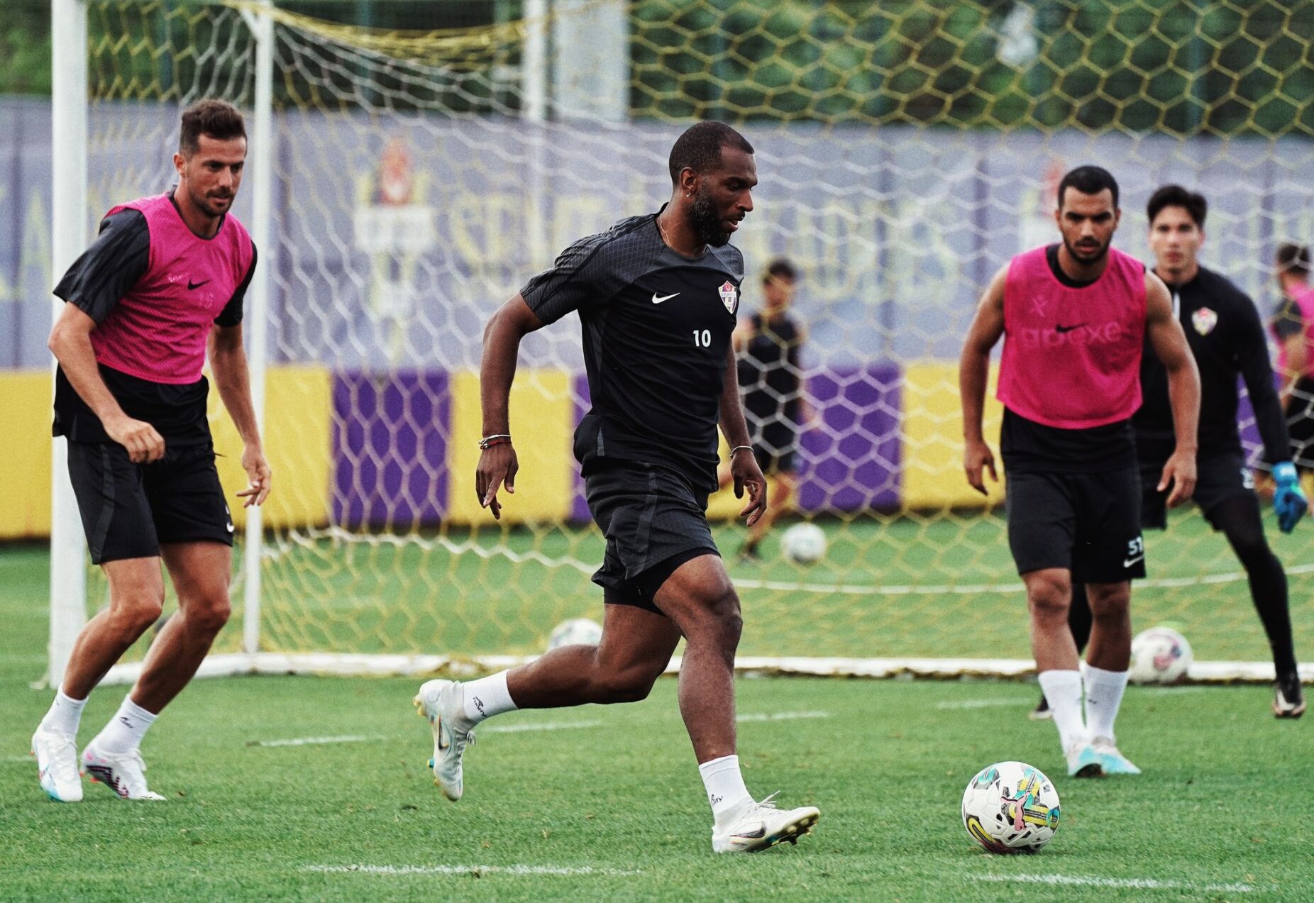 Aos 37 anos, Ryan Babel termina a carreira de futebolista