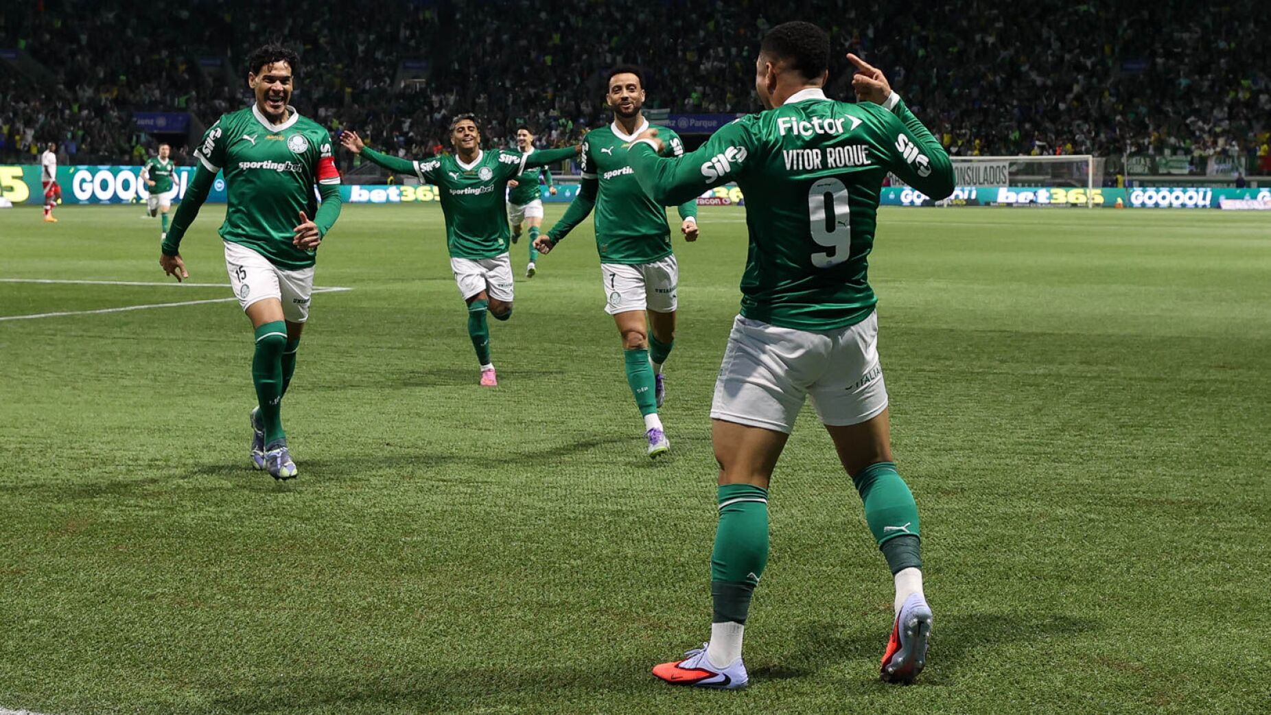 Palmeiras de Abel Ferreira goleia Internacional e pressiona Flamengo