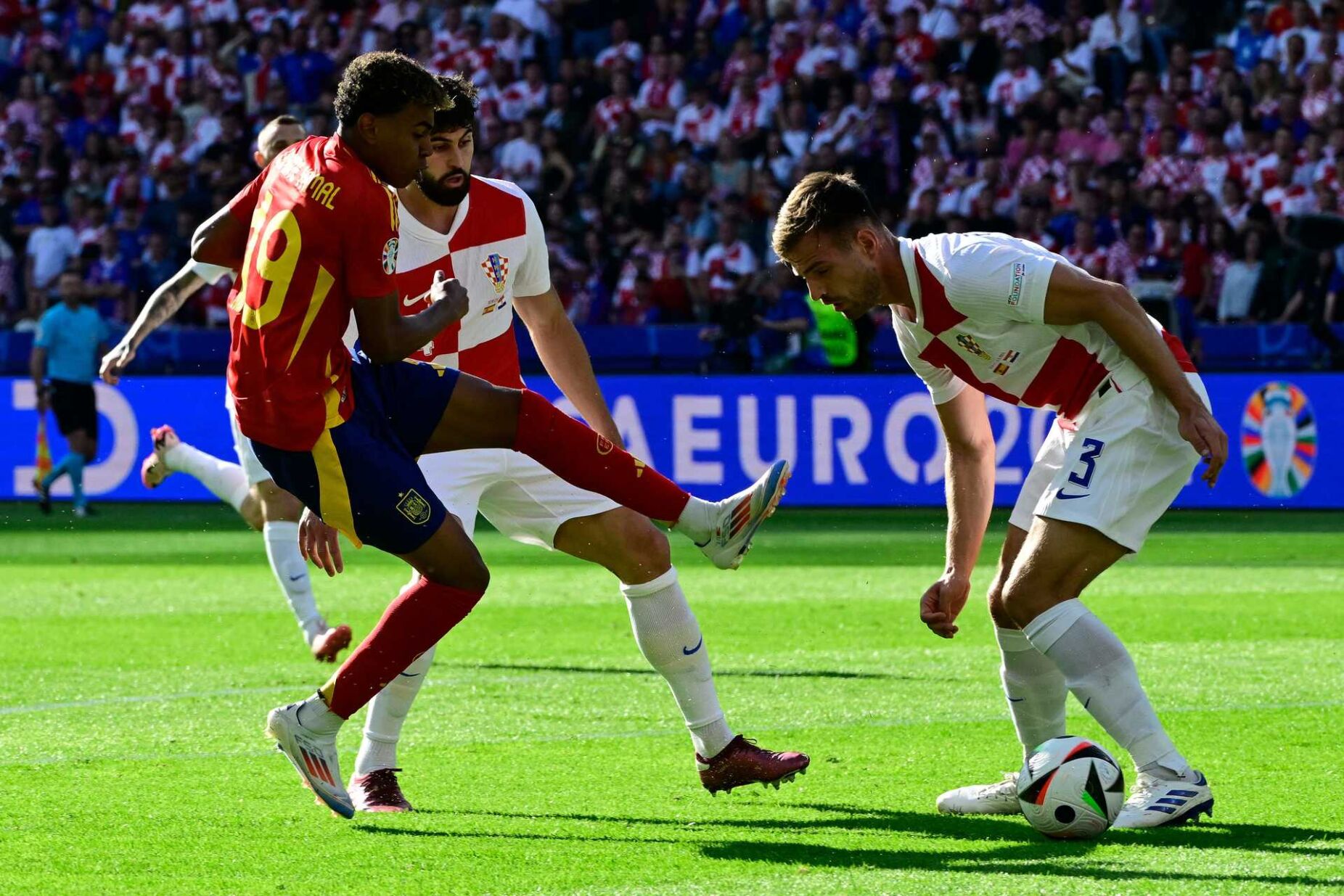 Lamine Yamal torna-se no jogador mais jovem de sempre de um Europeu