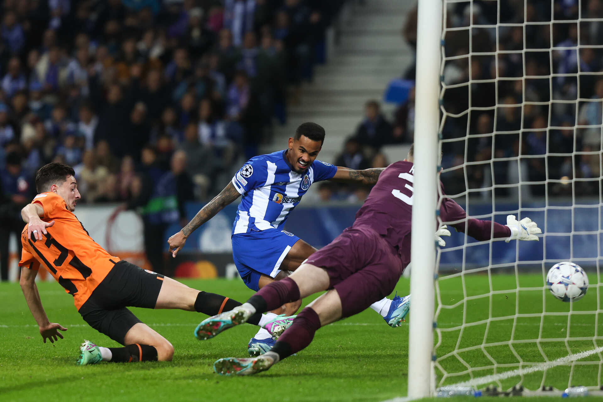 Galeno gosta de jogar frente ao Shakhtar. FC Porto vence e está