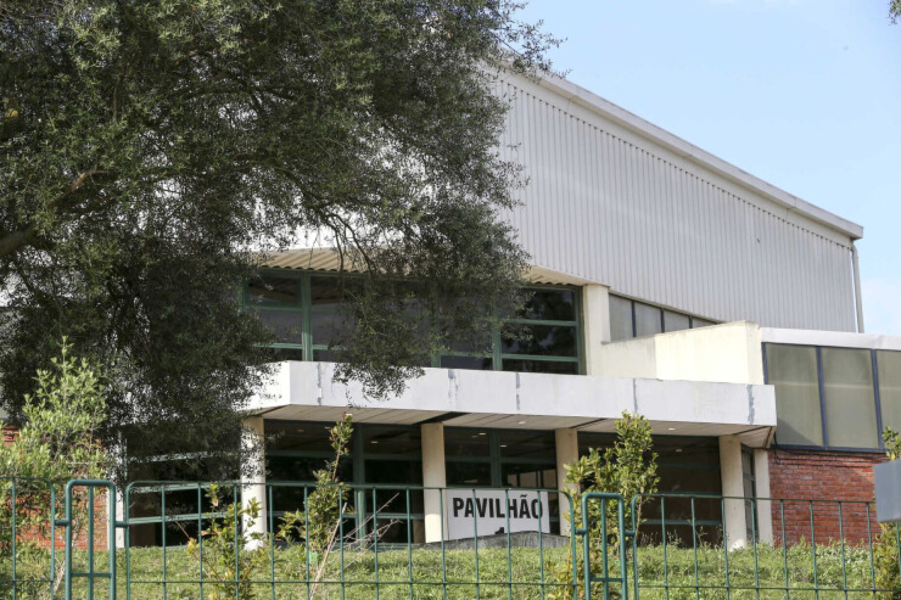 Bancada do Estádio Universitário de Lisboa desabou. Existem vários feridos