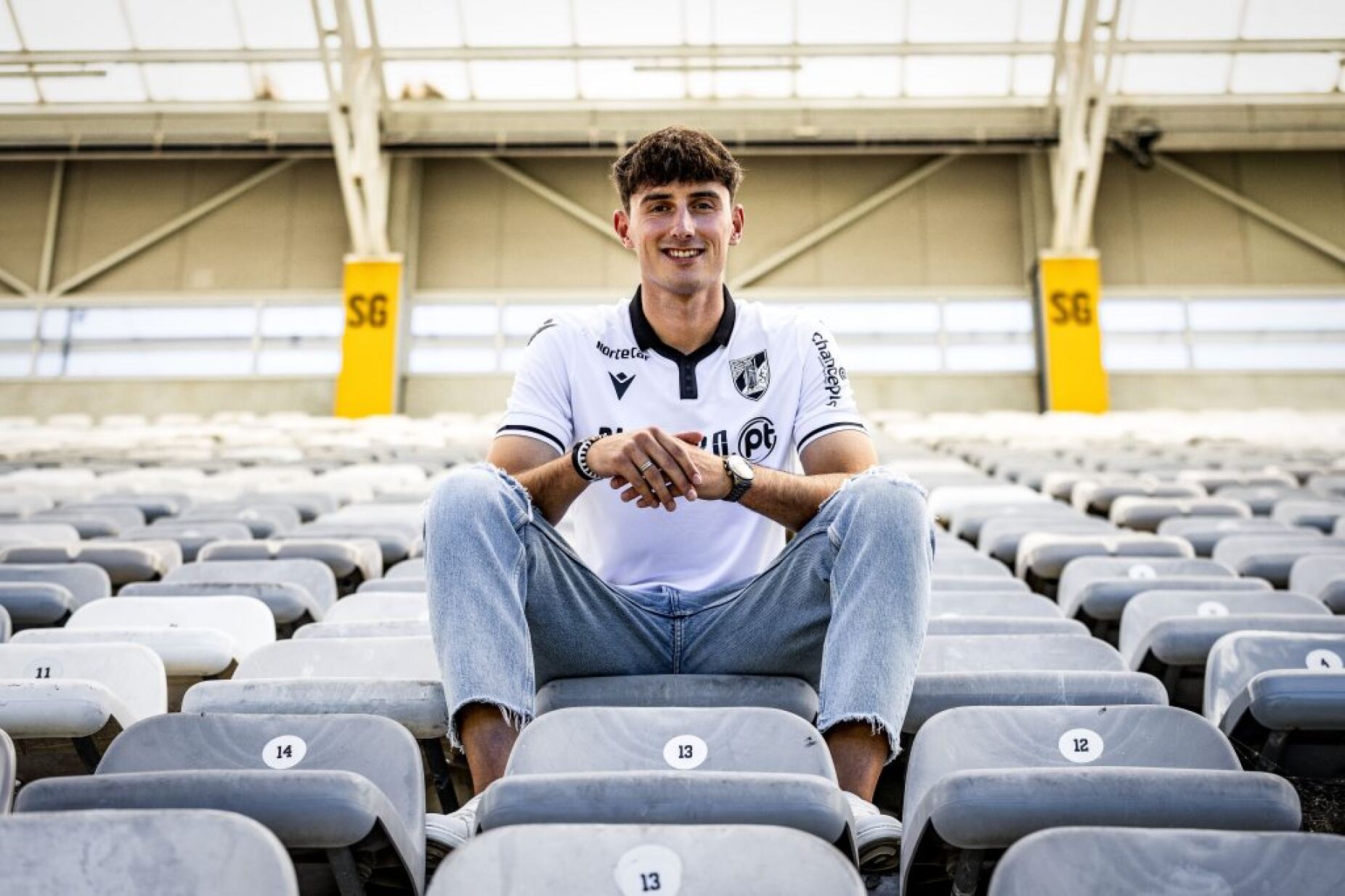 Óscar Rivas oficializado como reforço do V. Guimarães