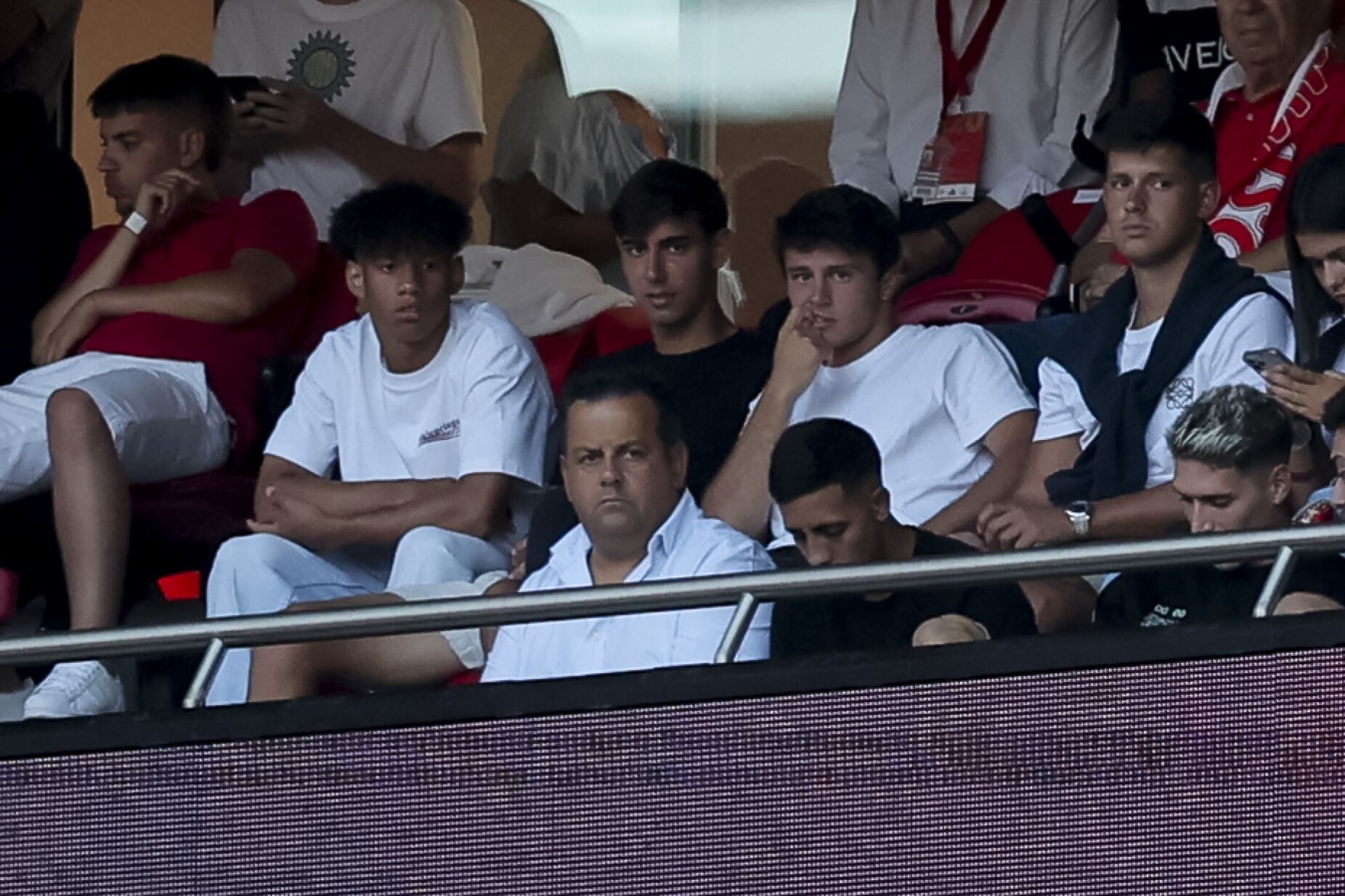 João Neves no Estádio da Luz para assistir ao jogo entre Benfica e Brentford