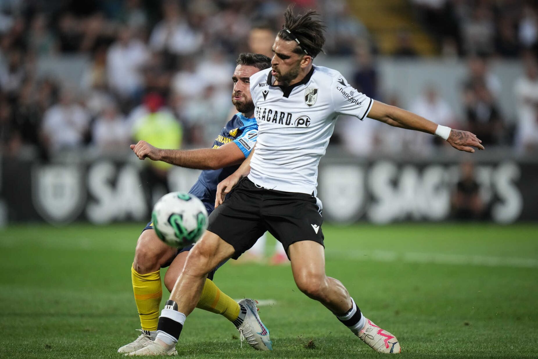 Jota Silva marca, assiste e ganha mais influência no V. Guimarães