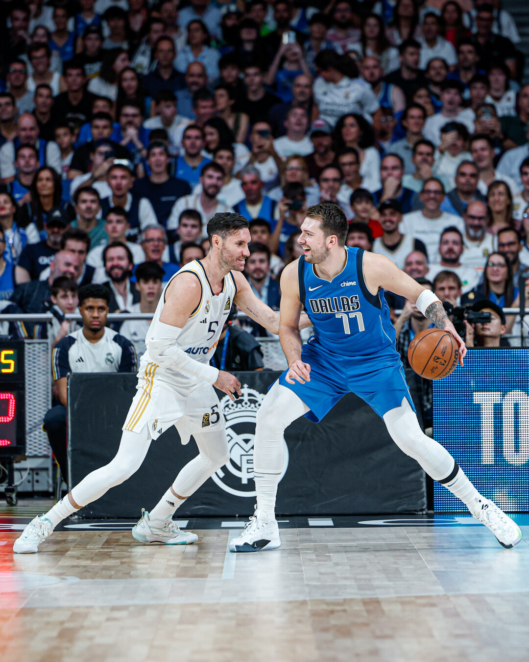 Luka Doncic voltou a Madrid e recebeu uma réplica da "décima"